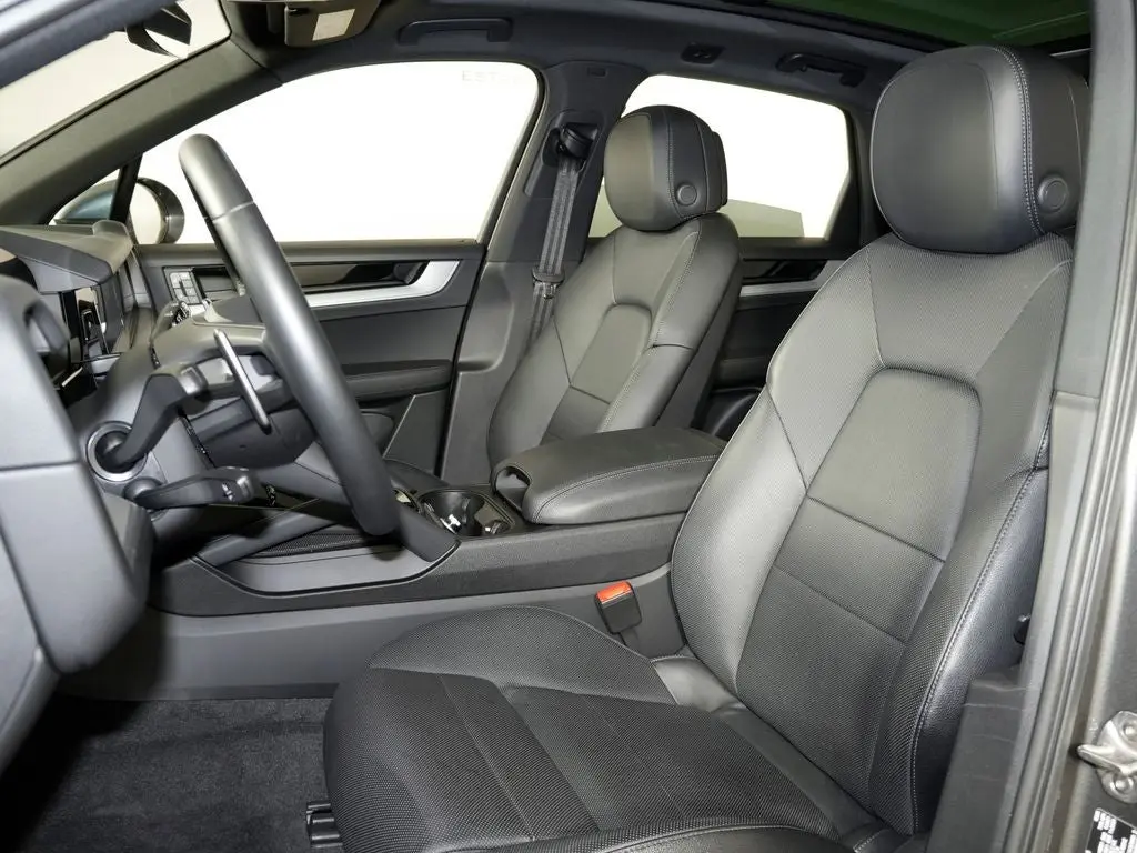 2024 Porsche Cayenne Base photo 5