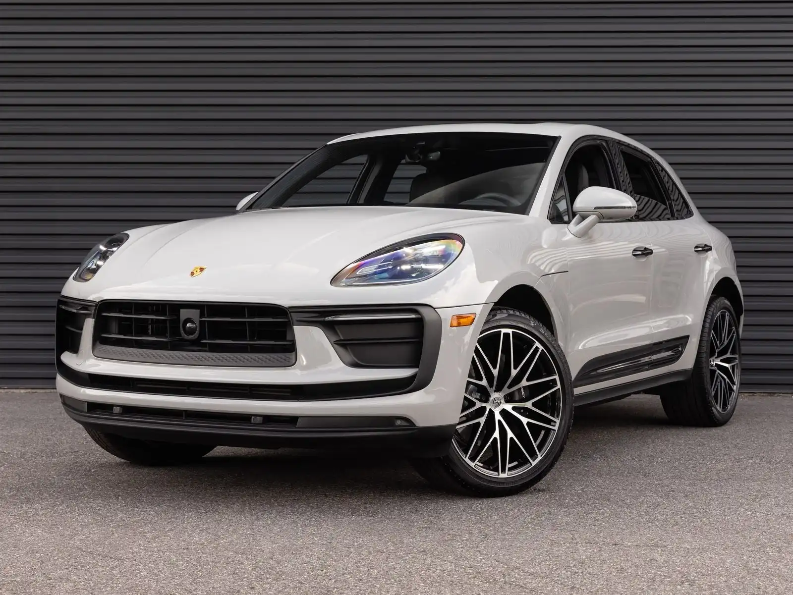 2025 Porsche Macan Base's photo