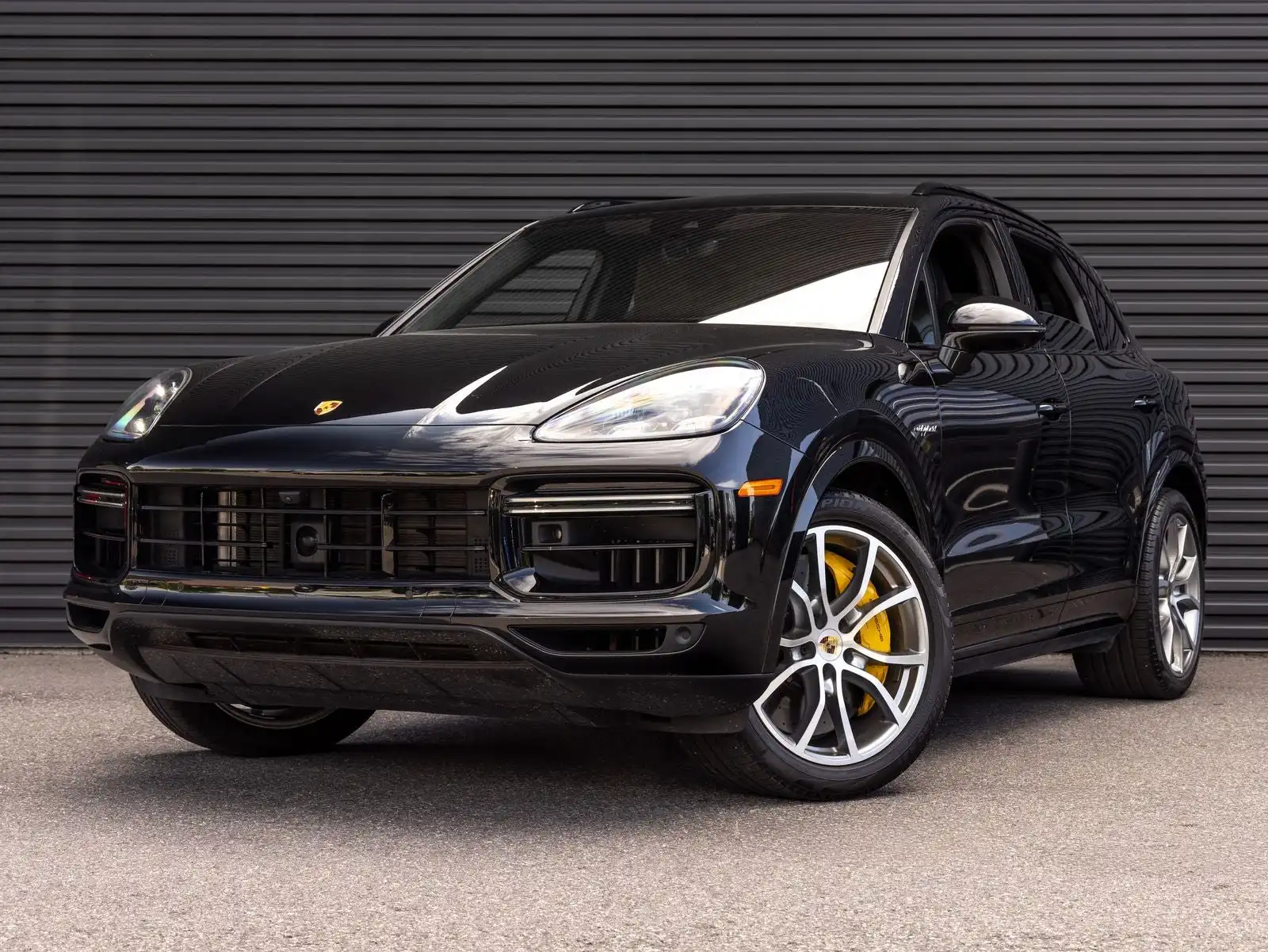 2023 Porsche Cayenne Turbo S E-Hybrid's photo