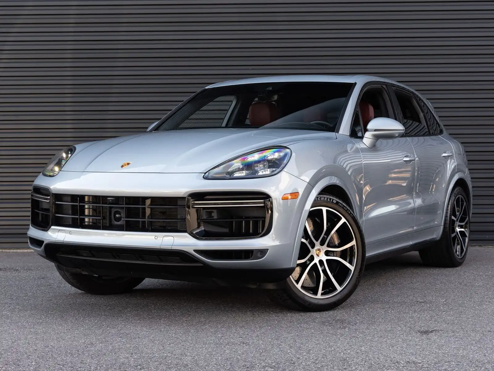 2023 Porsche Cayenne Turbo S E-Hybrid's photo