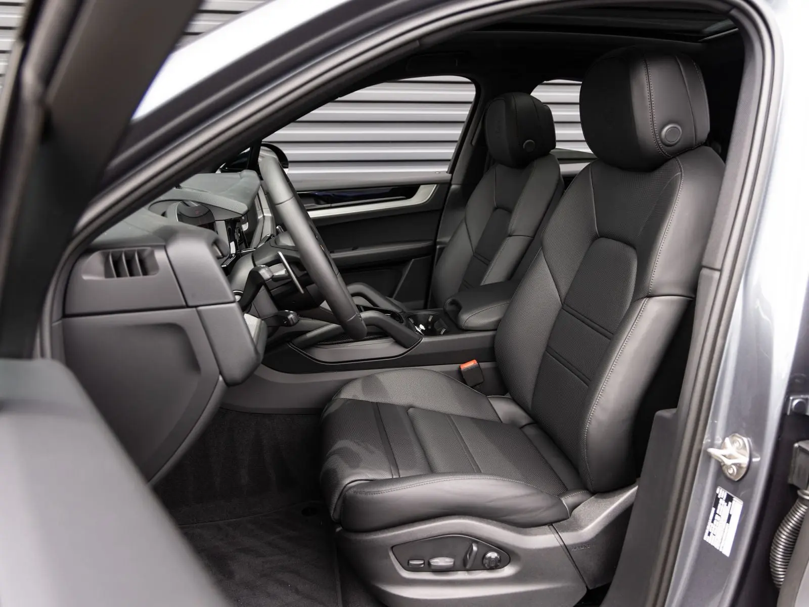 2026 Porsche Cayenne Base photo 5
