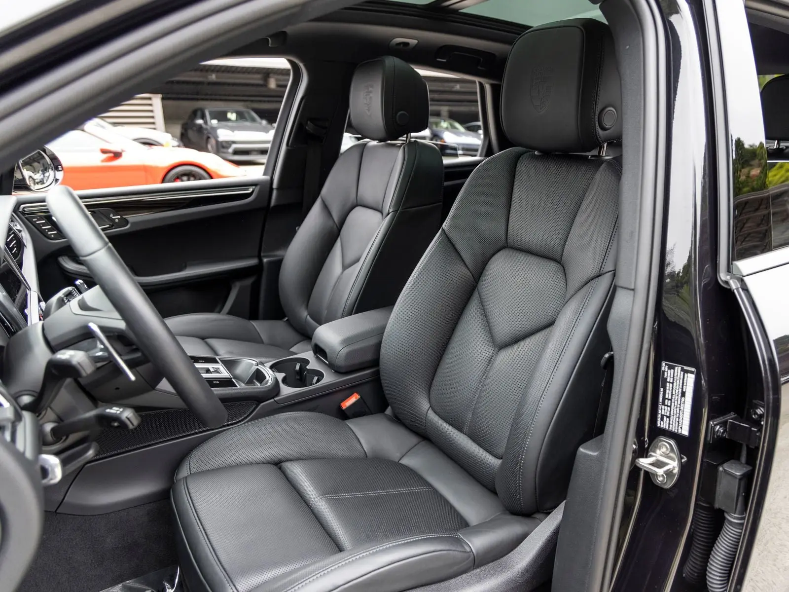 2026 Porsche Macan Base photo 5