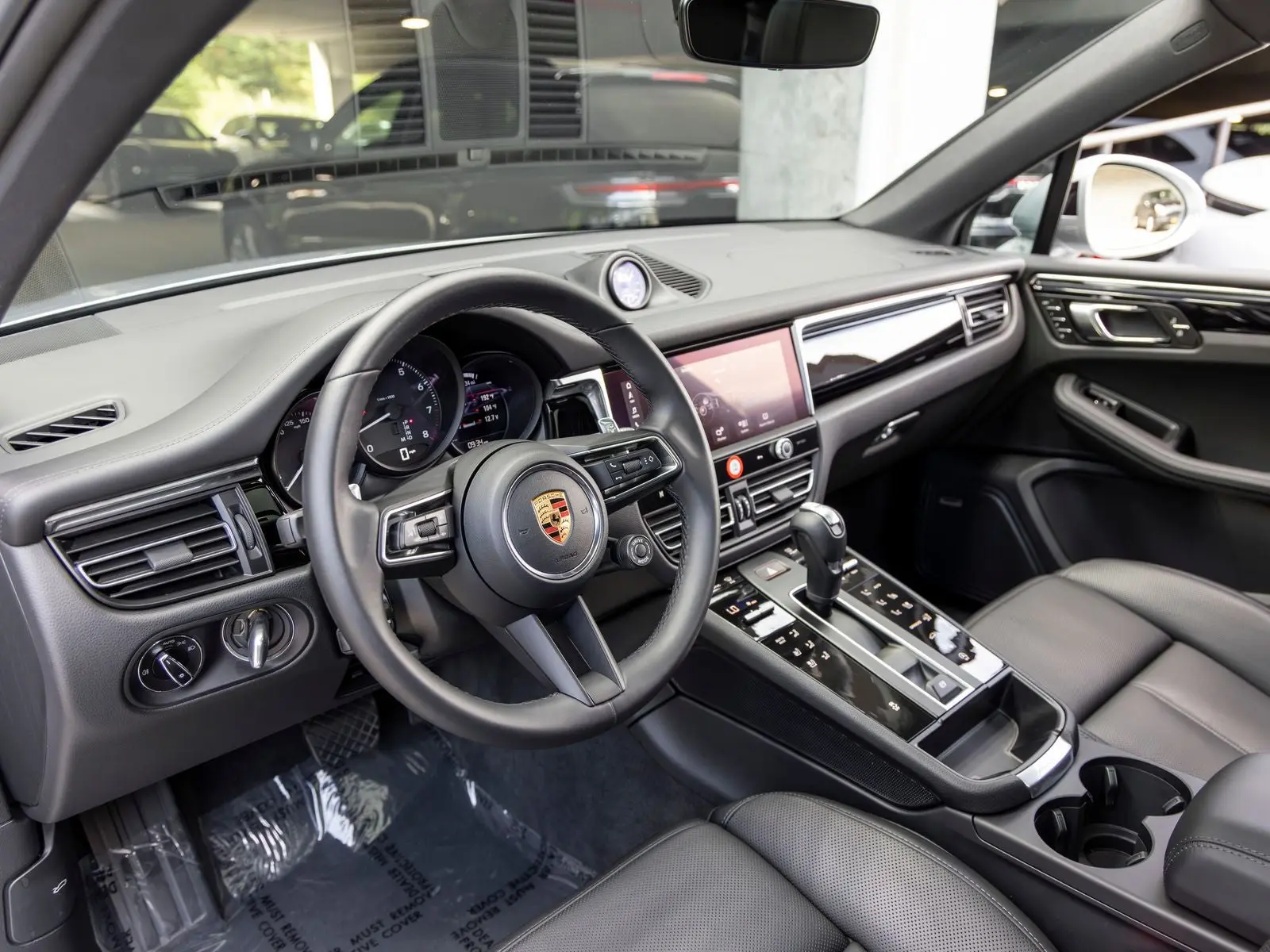 2026 Porsche Macan Base photo 4