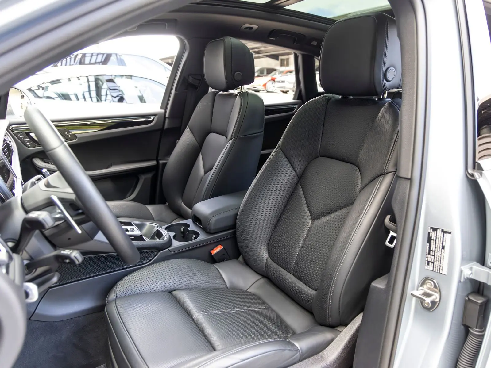 2026 Porsche Macan Base photo 5