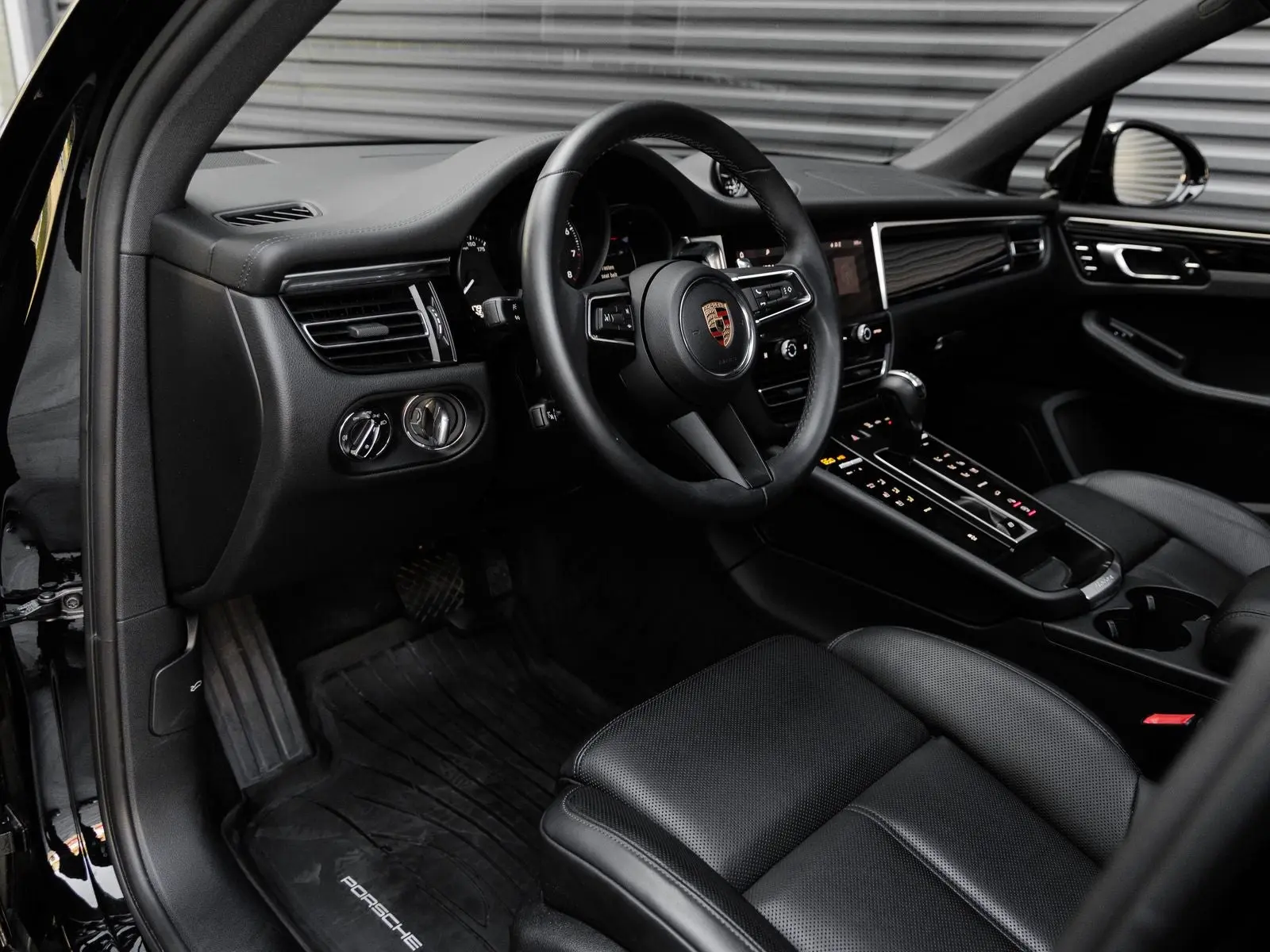 2026 Porsche Macan Base photo 4