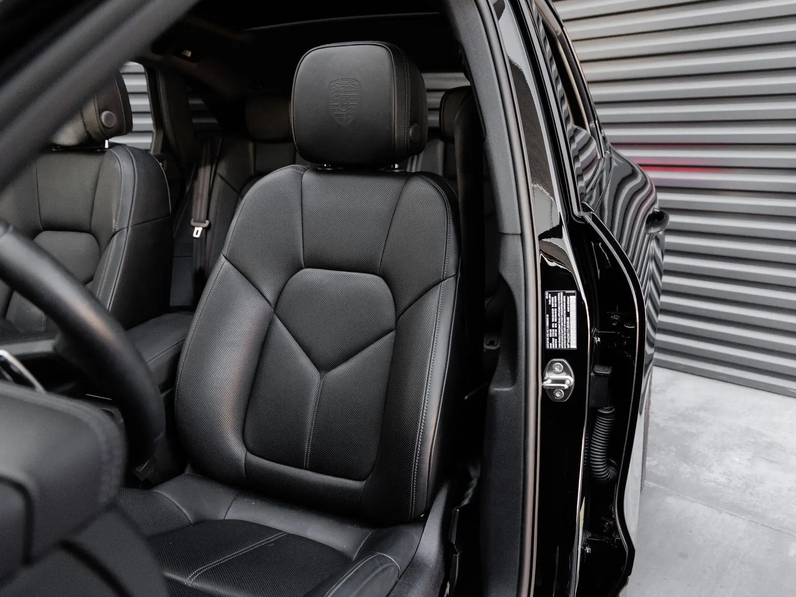 2026 Porsche Macan Base photo 5