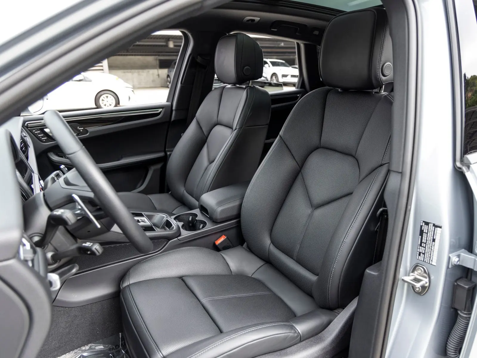 2026 Porsche Macan Base photo 5