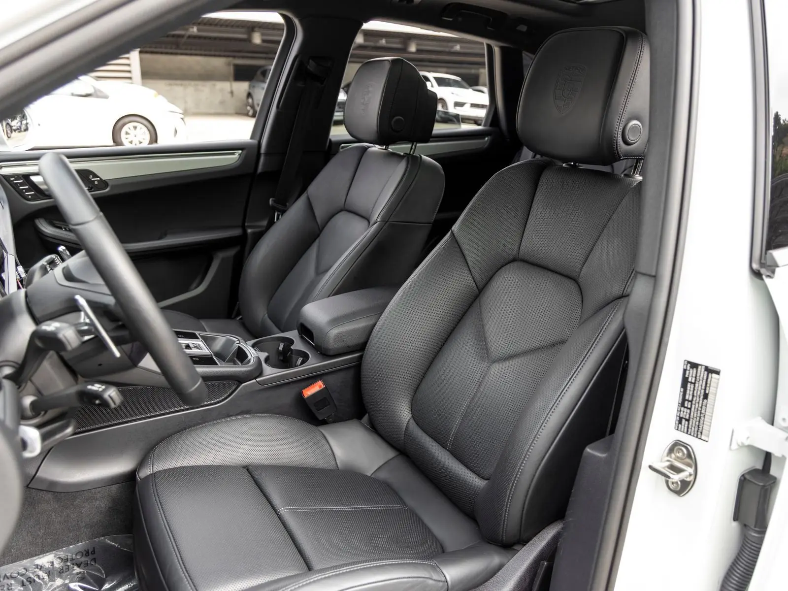 2026 Porsche Macan Base photo 5