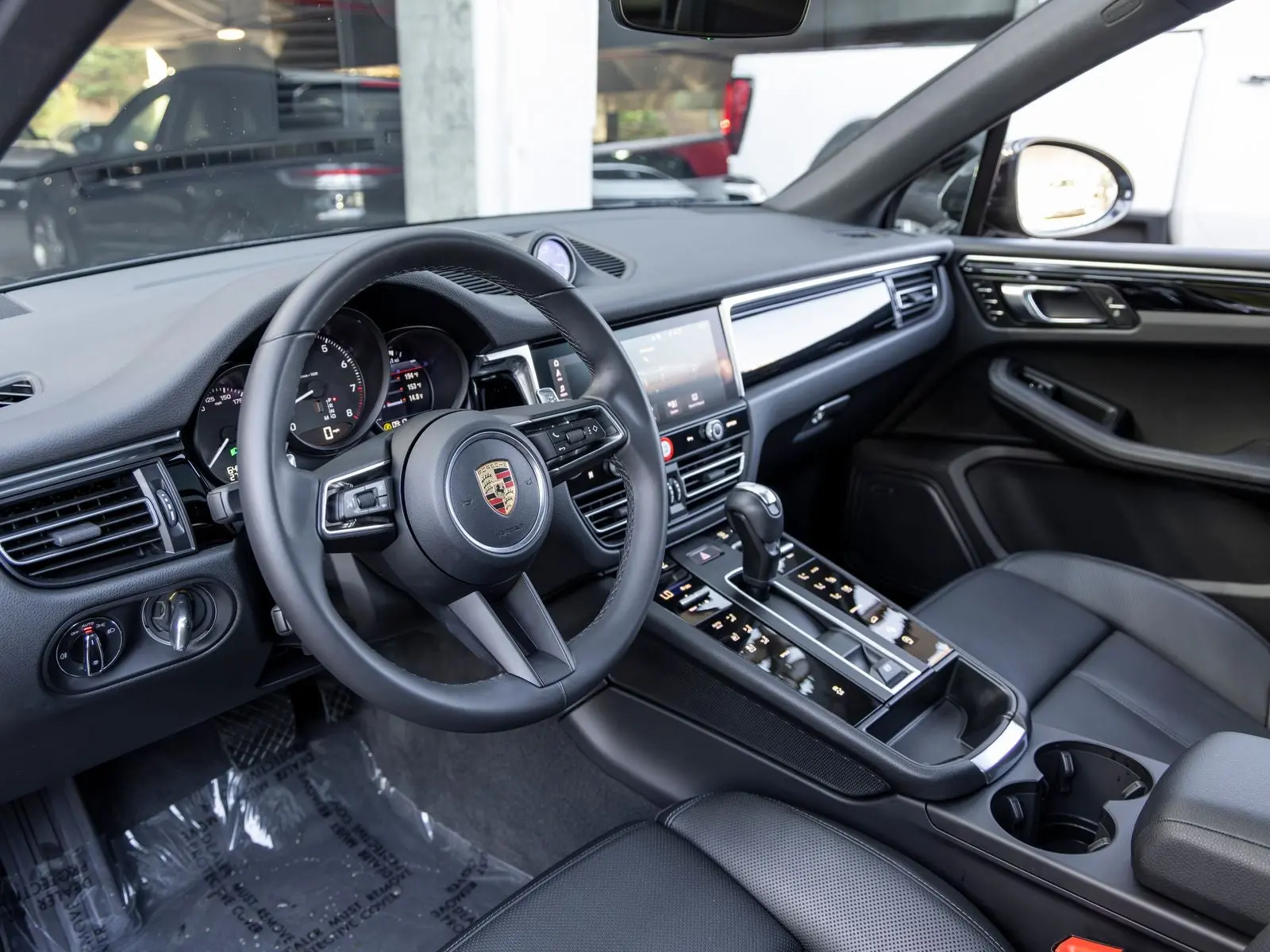 2026 Porsche Macan Base photo 4