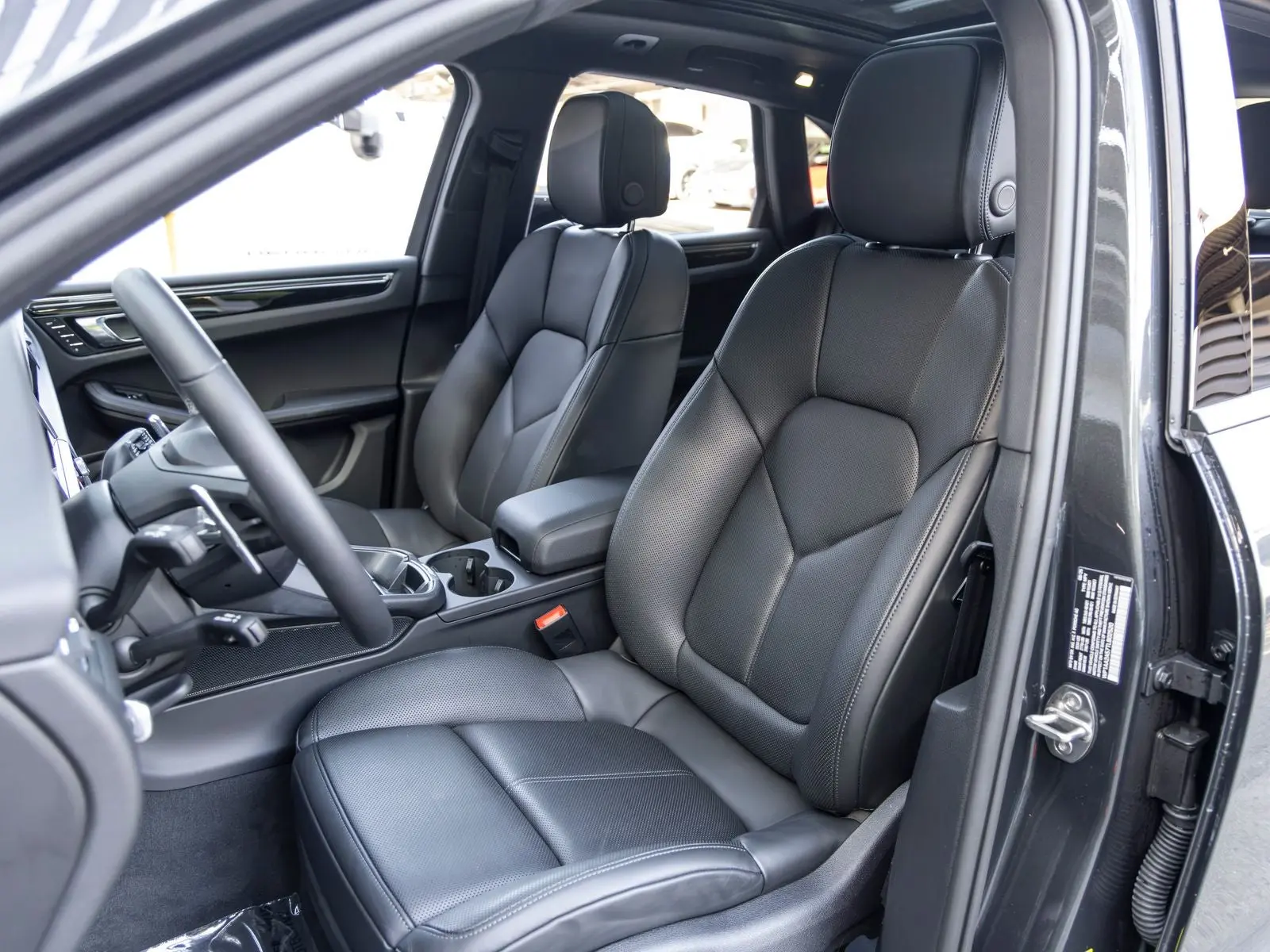2026 Porsche Macan Base photo 5