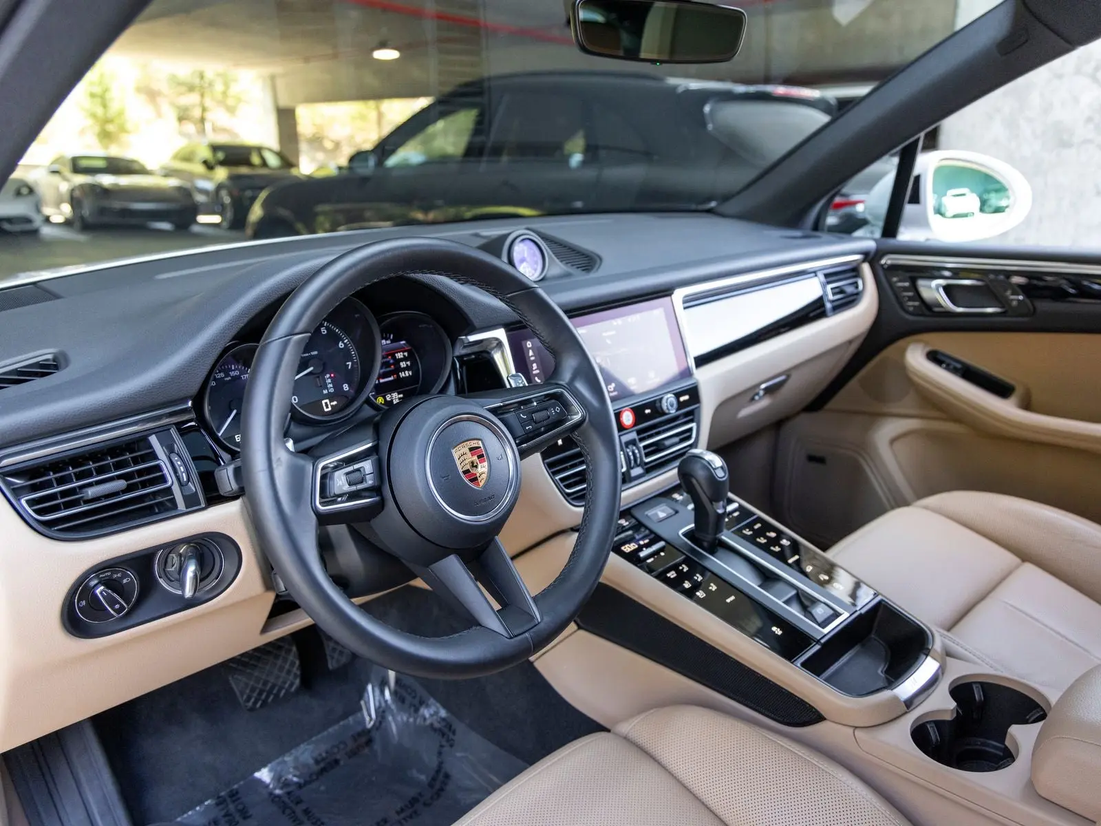 2026 Porsche Macan Base photo 4
