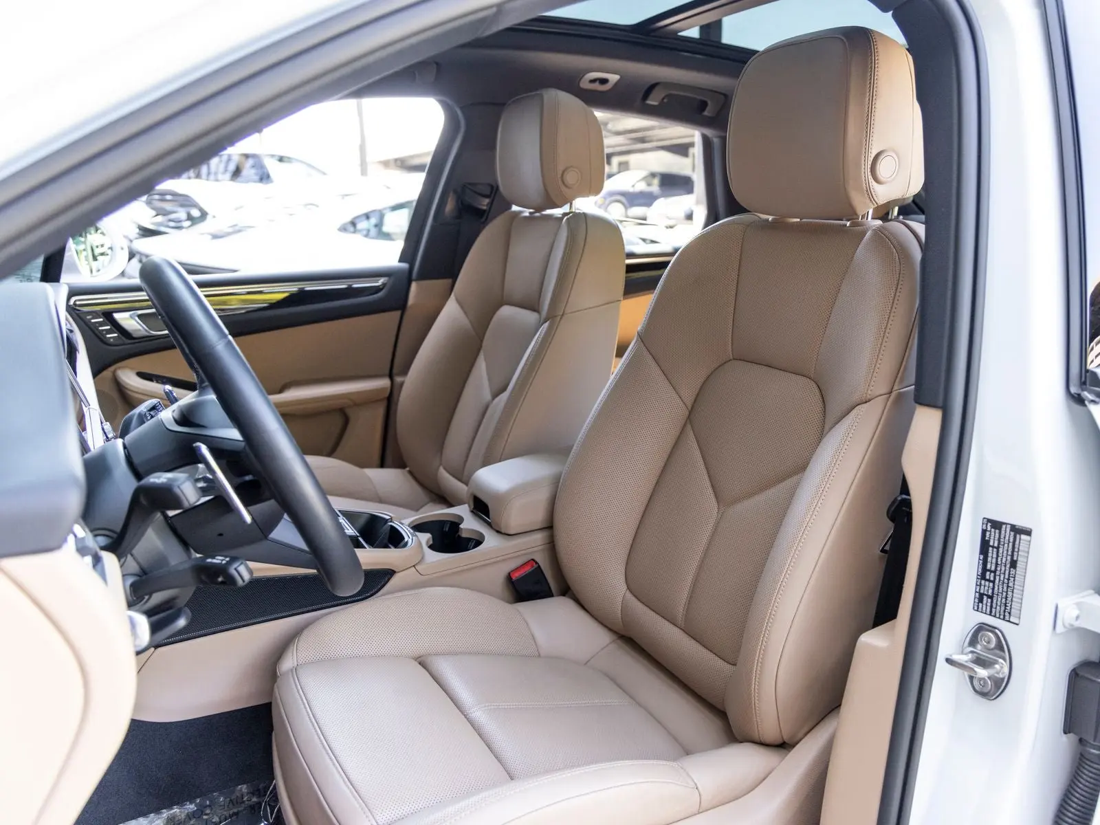 2026 Porsche Macan Base photo 5