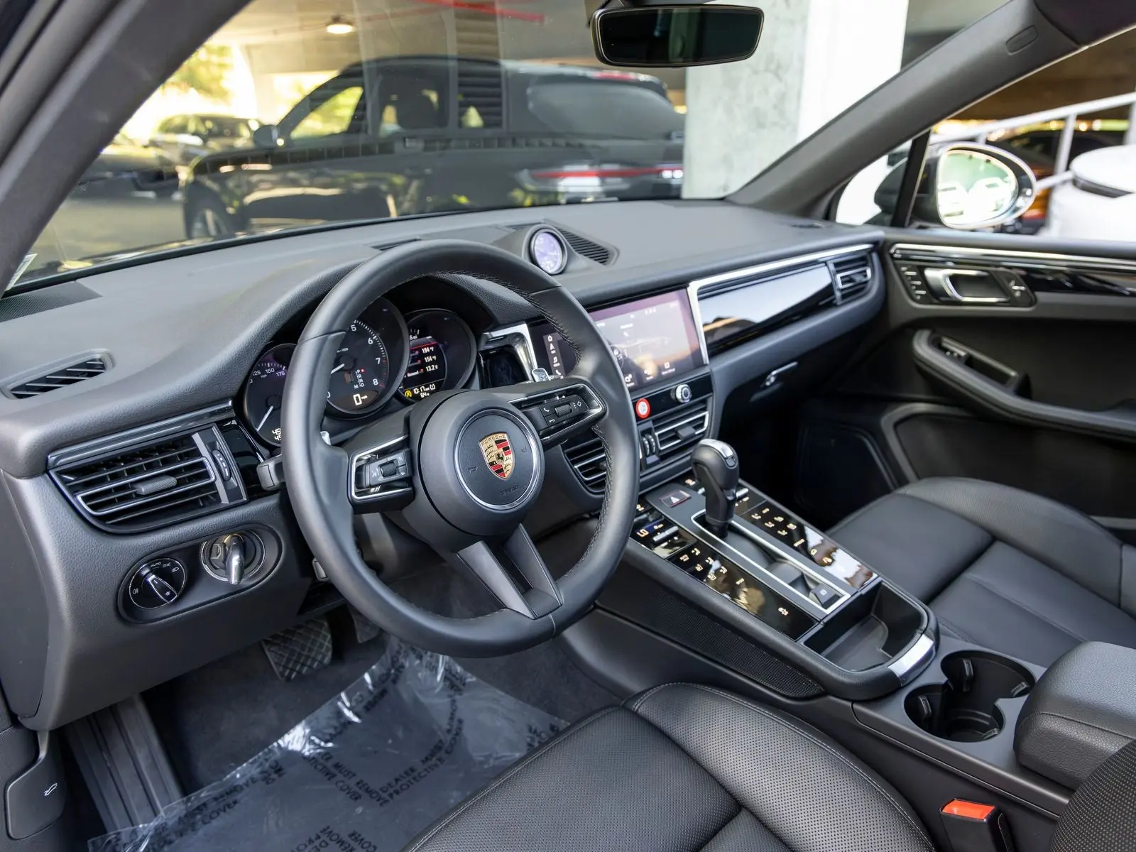 2026 Porsche Macan Base photo 4