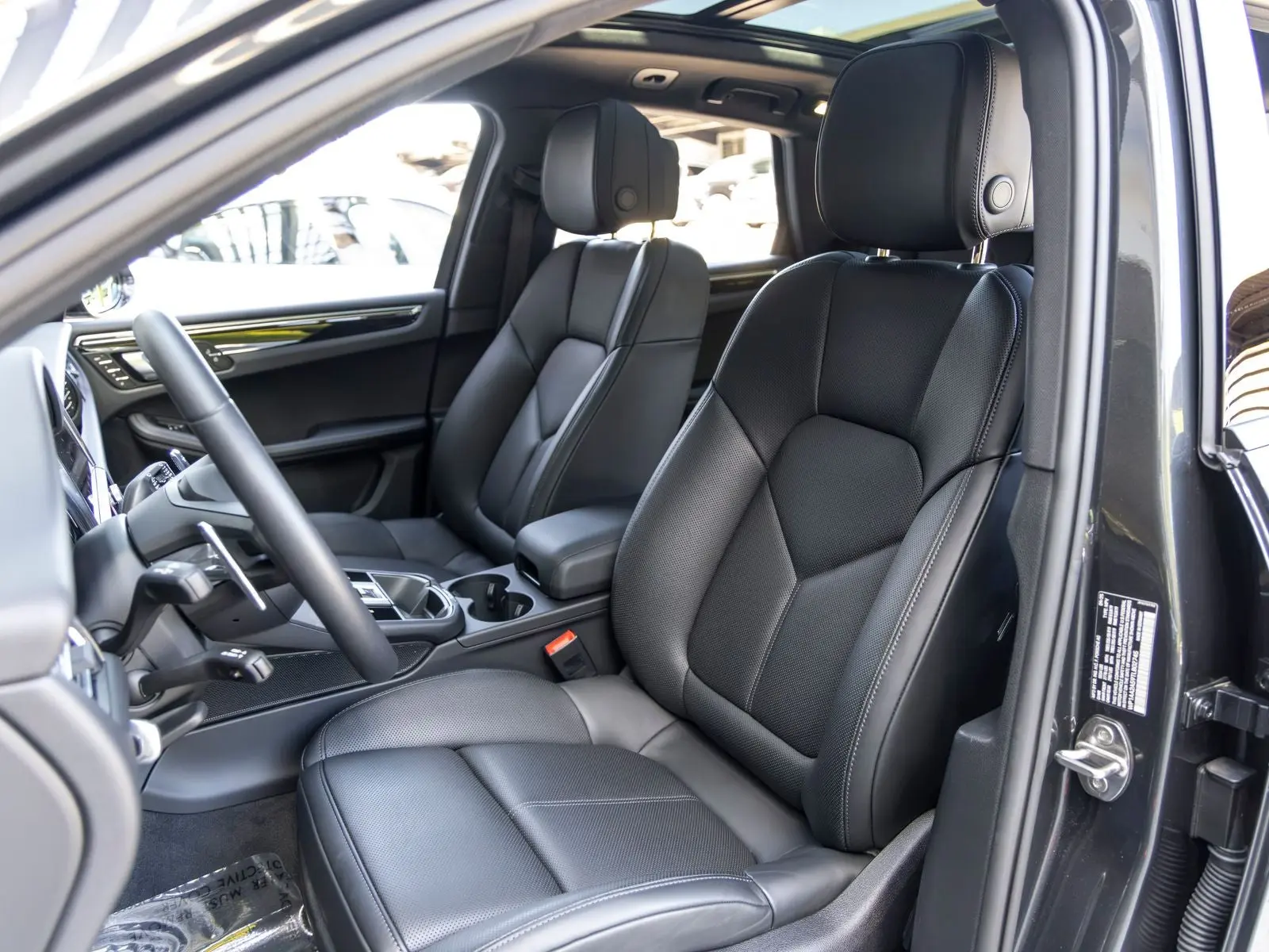 2026 Porsche Macan Base photo 5