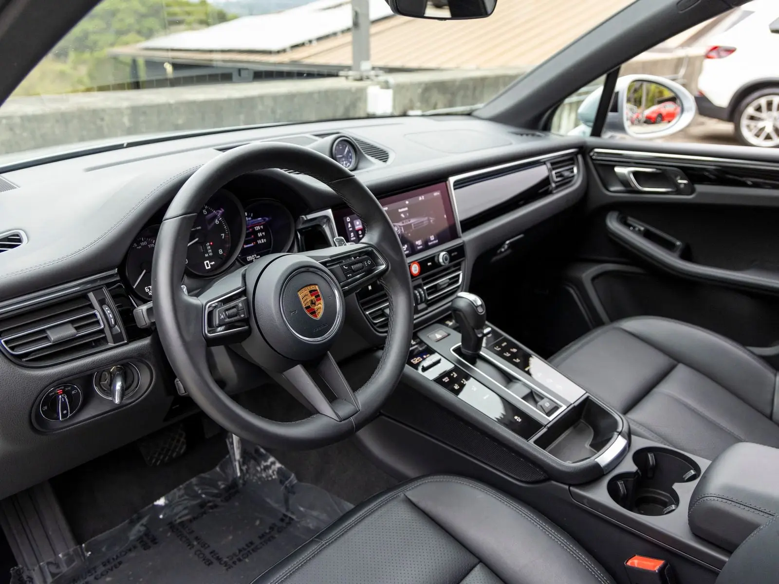 2026 Porsche Macan Base photo 4