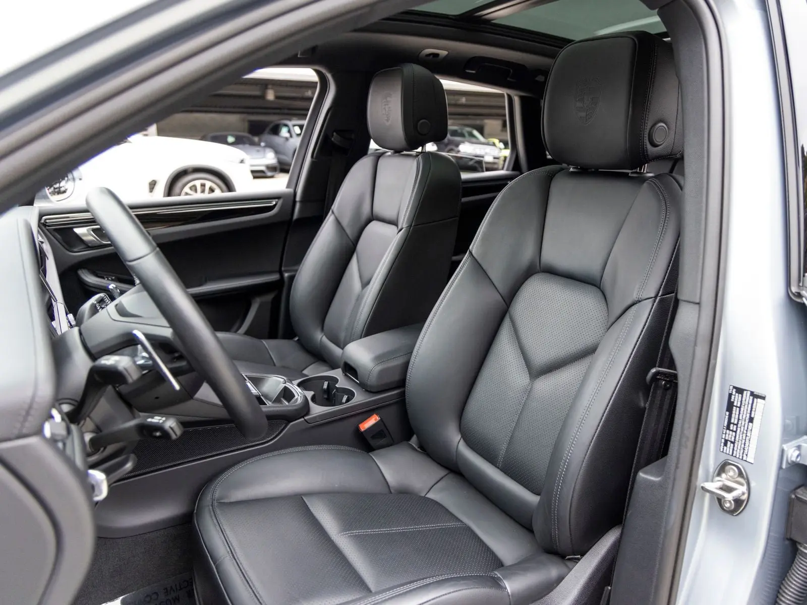 2026 Porsche Macan Base photo 5