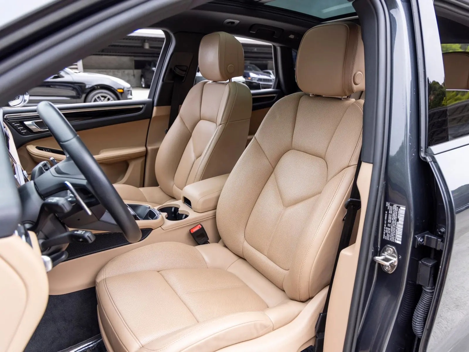 2023 Porsche Macan Base photo 5