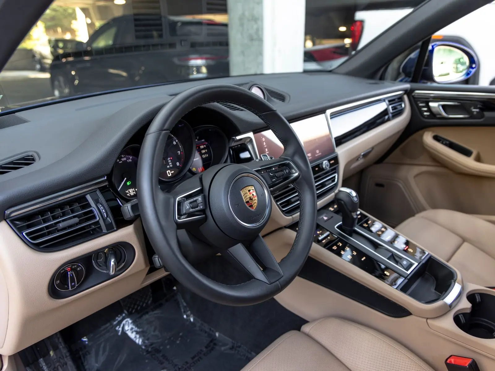 2026 Porsche Macan Base photo 4