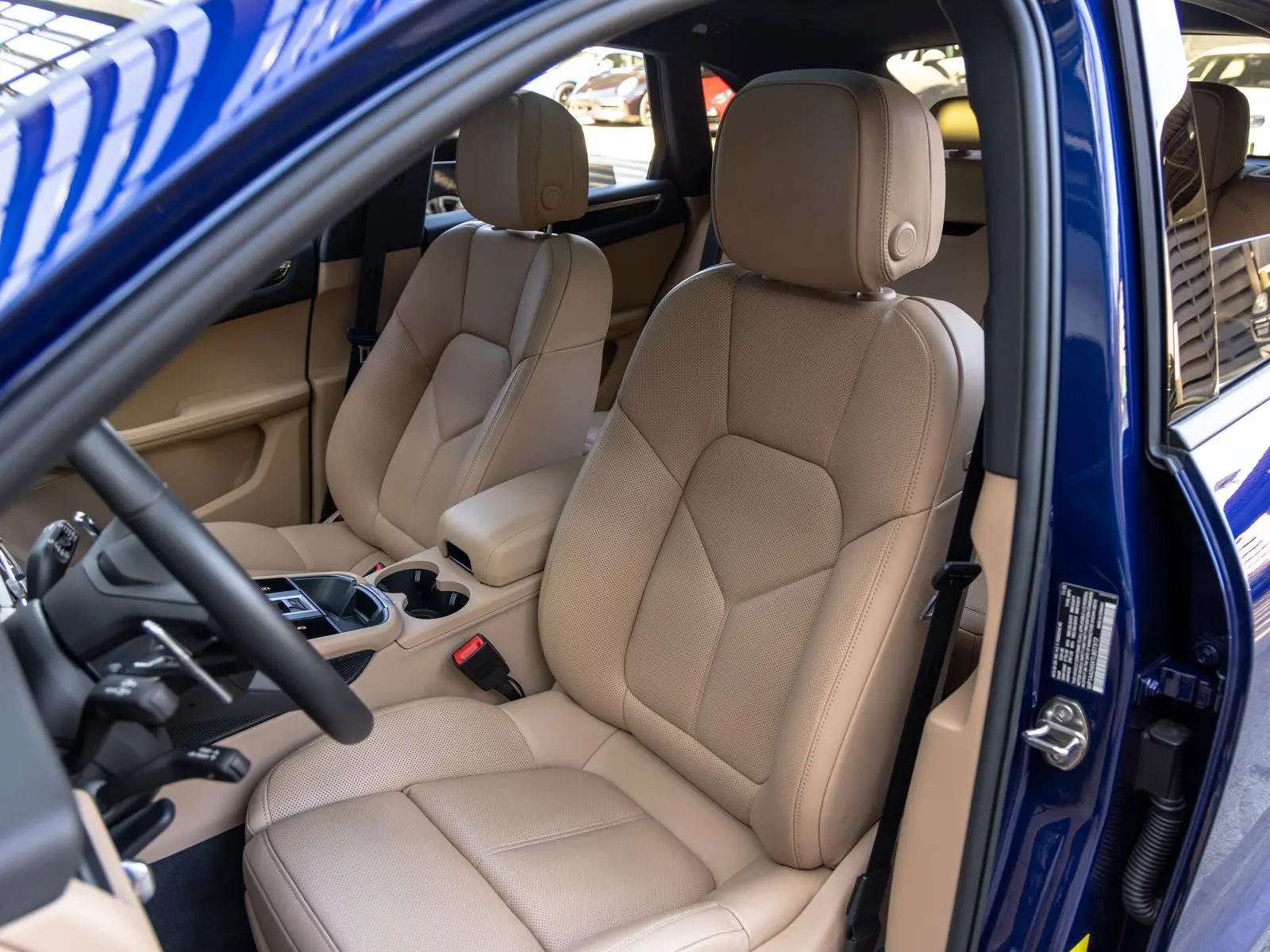 2026 Porsche Macan Base photo 5