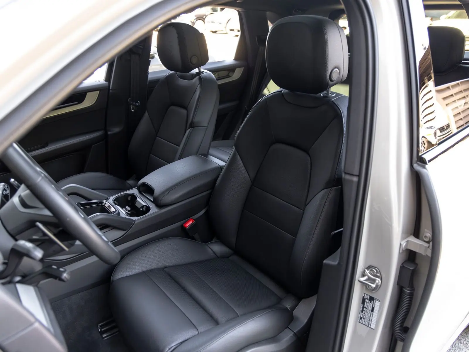 2025 Porsche Cayenne Base photo 5