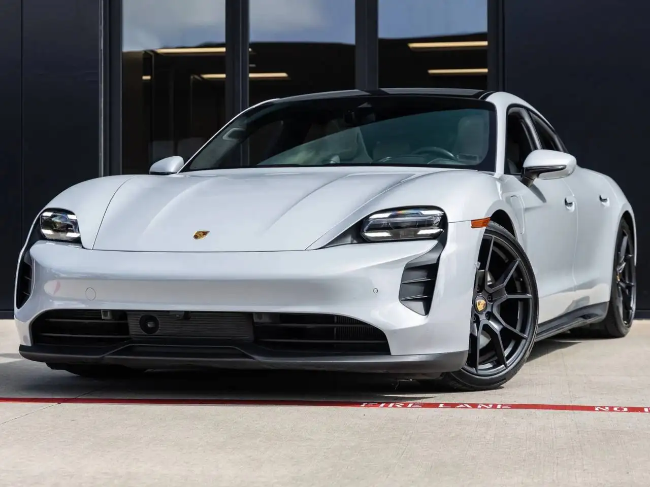 2024 Porsche Taycan GTS's photo