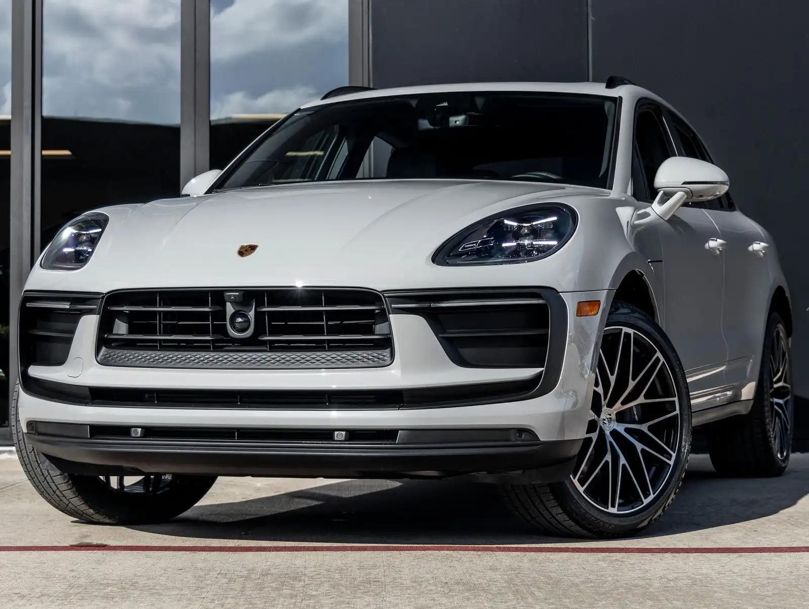 2026 Porsche Macan Base's photo
