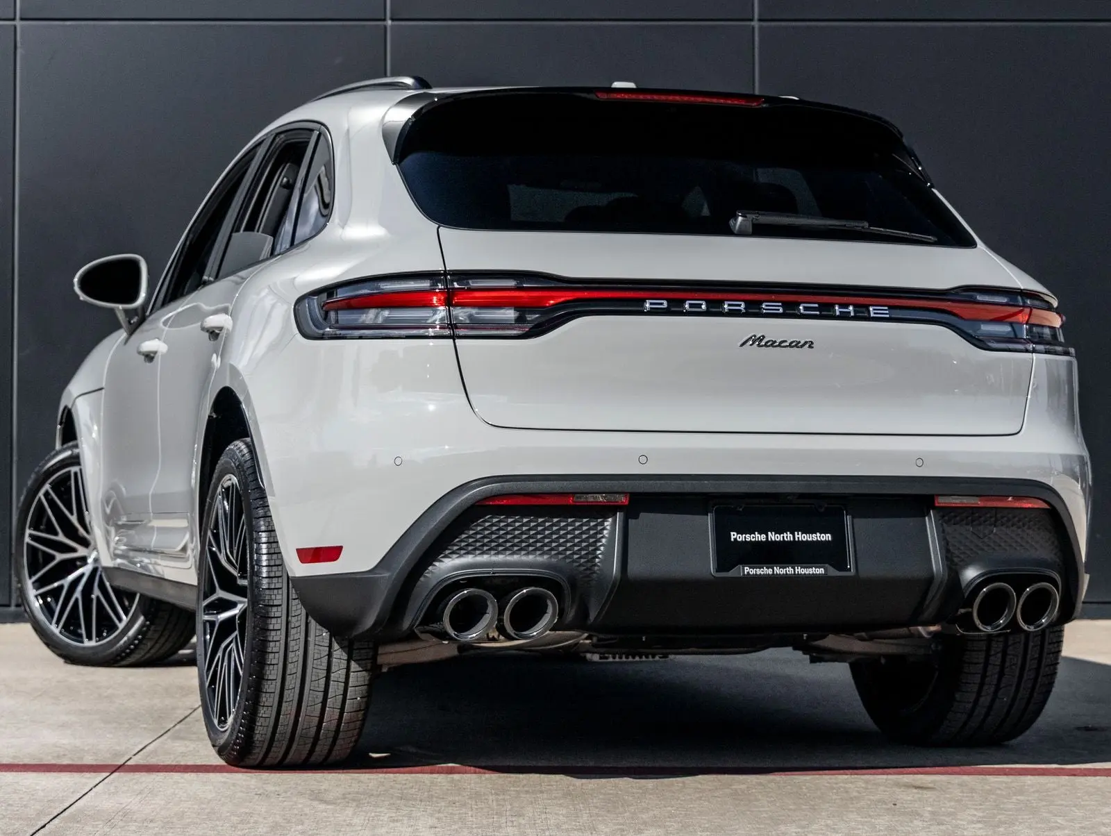 2026 Porsche Macan Base photo 3