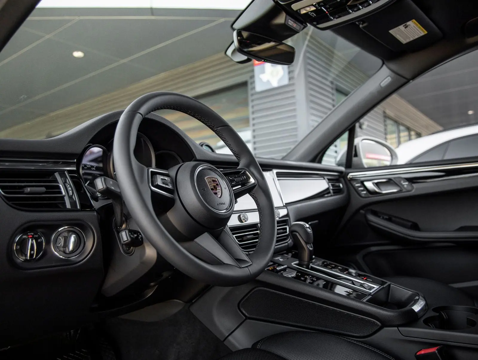 2026 Porsche Macan Base photo 4