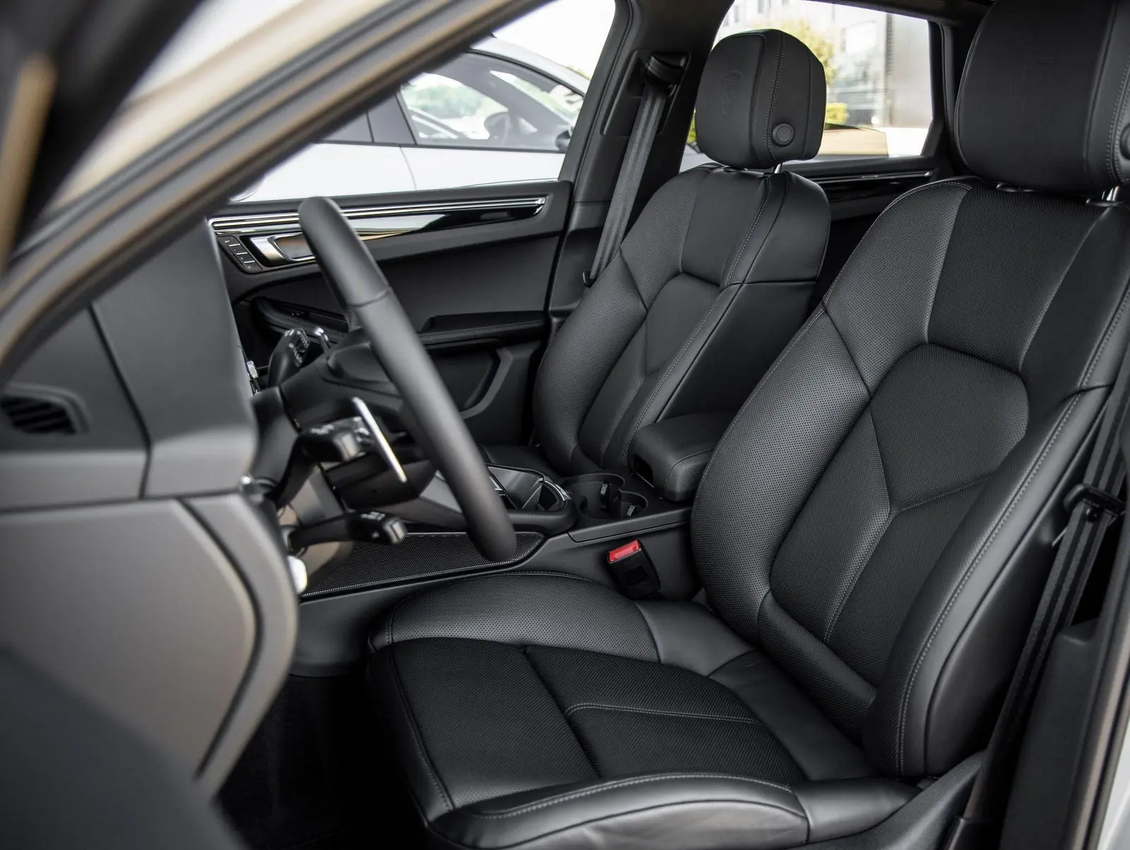 2026 Porsche Macan Base photo 5