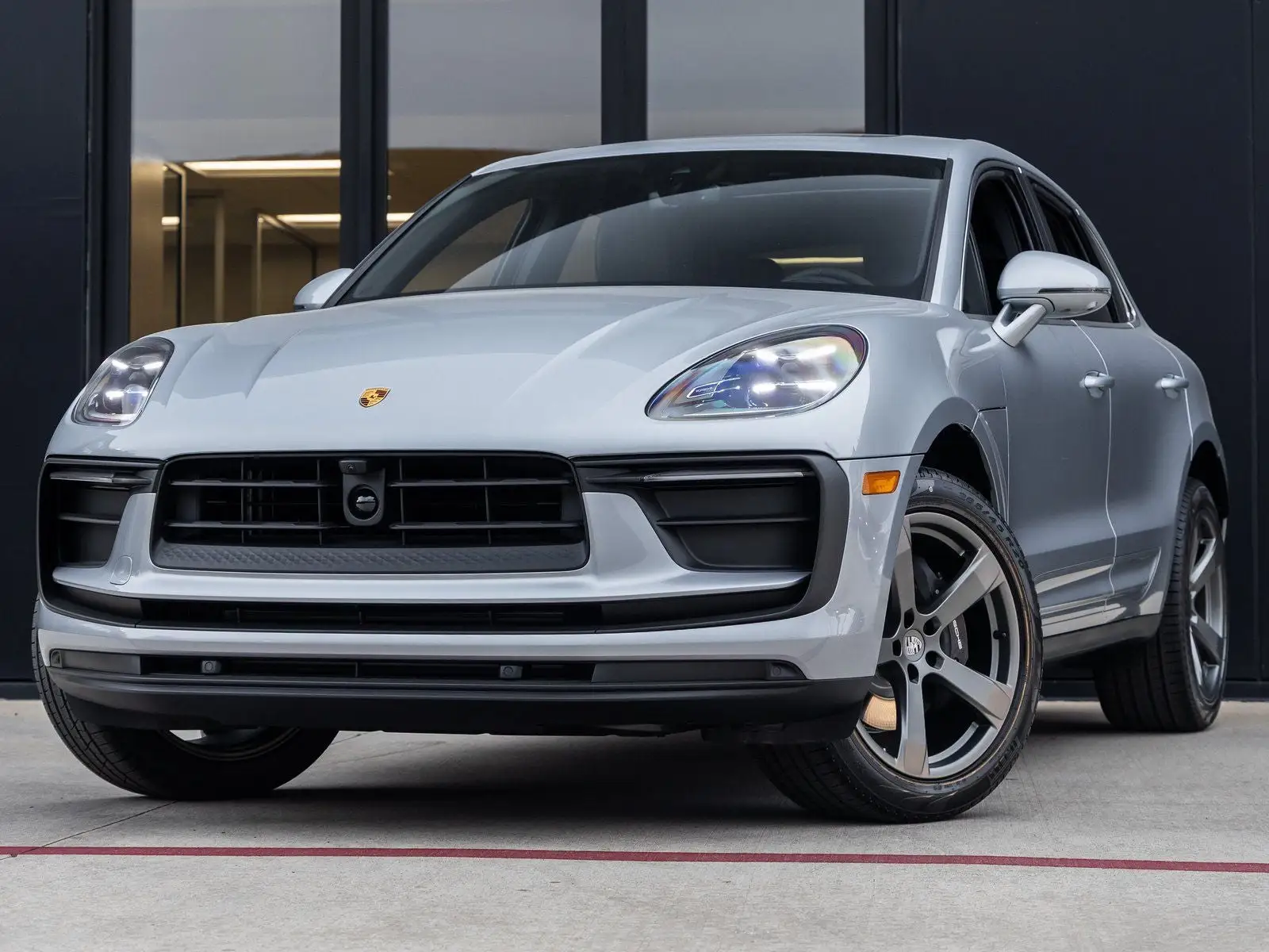 2026 Porsche Macan Base photo 1