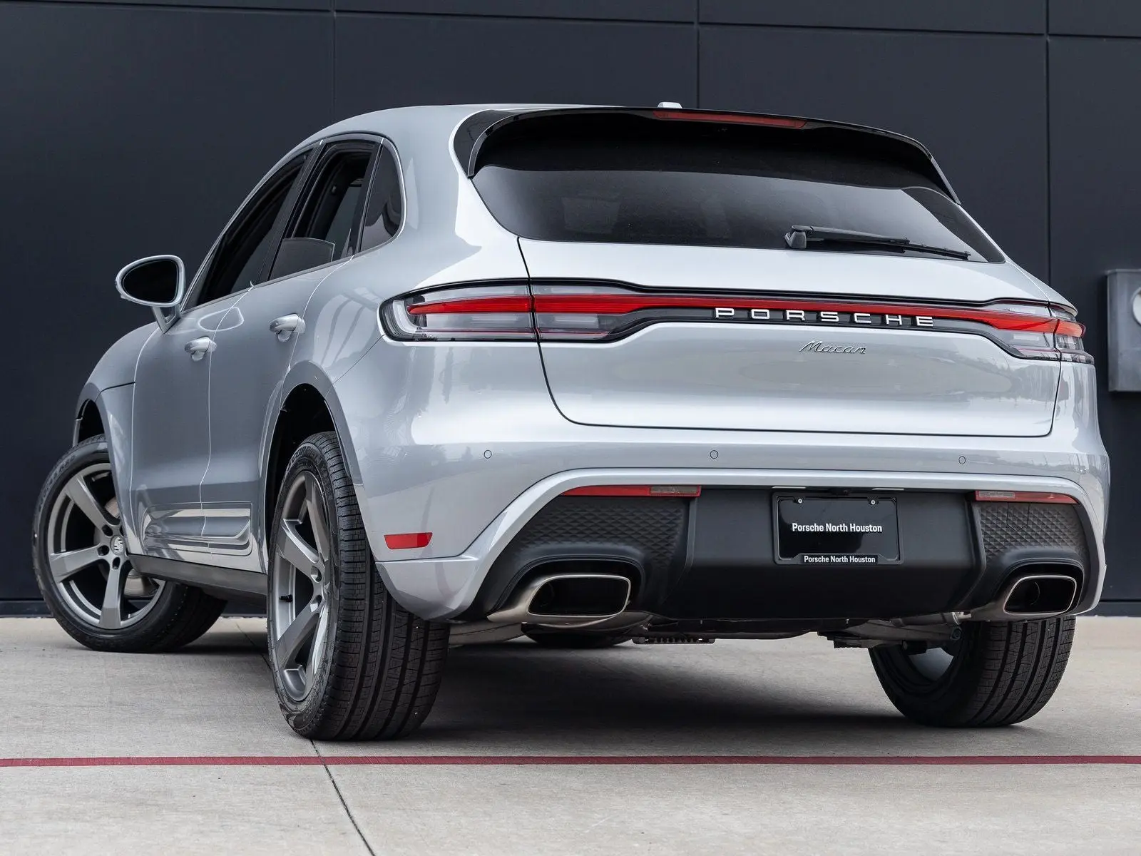 2026 Porsche Macan Base photo 3