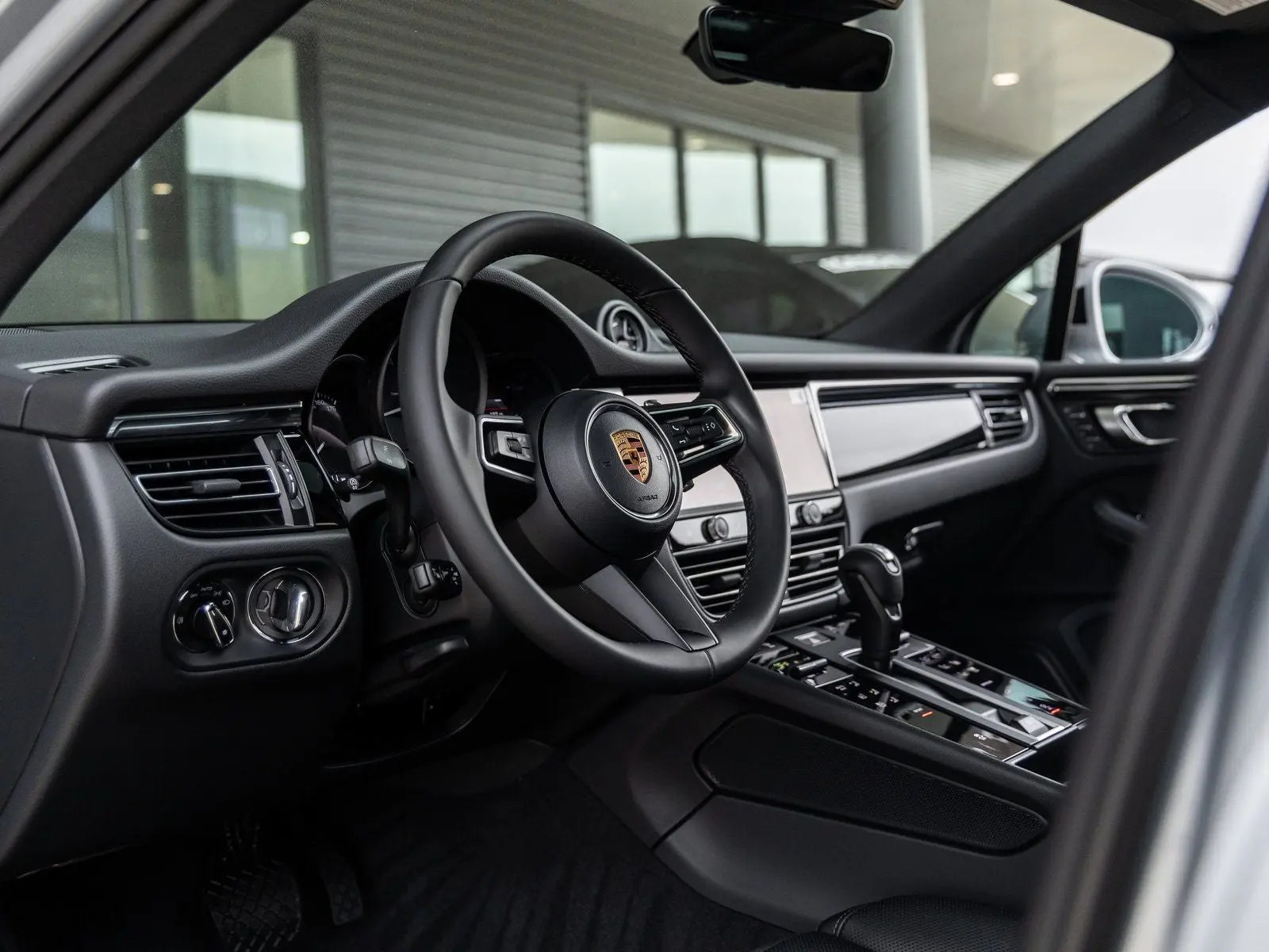 2026 Porsche Macan Base photo 4