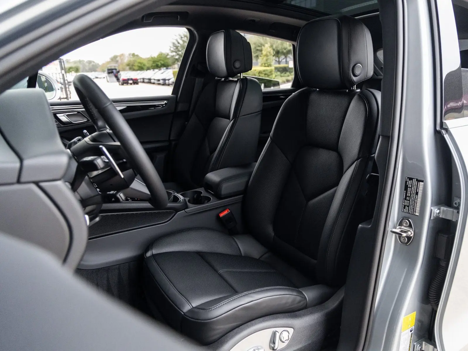 2026 Porsche Macan Base photo 5