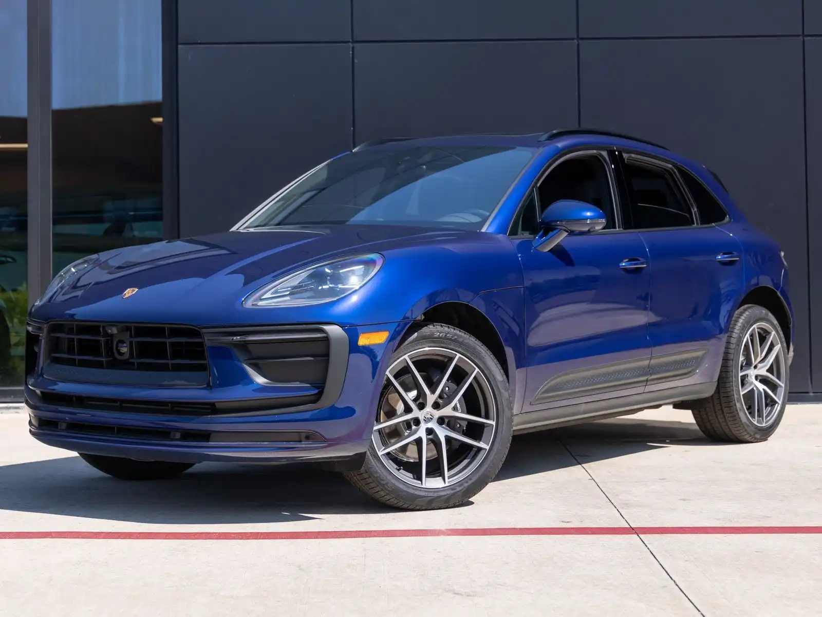 2025 Porsche Macan Base's photo