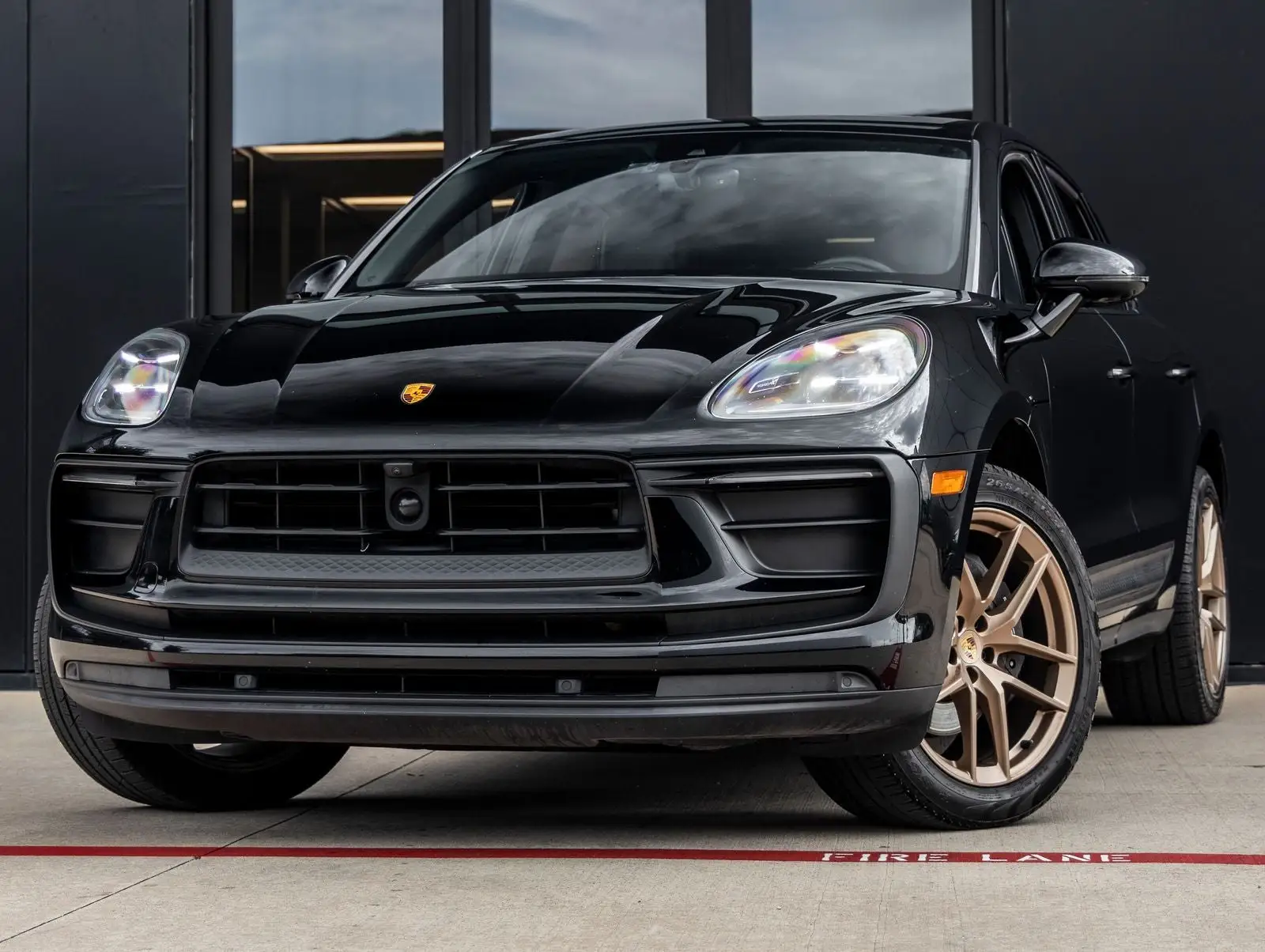 2023 Porsche Macan Base photo 1