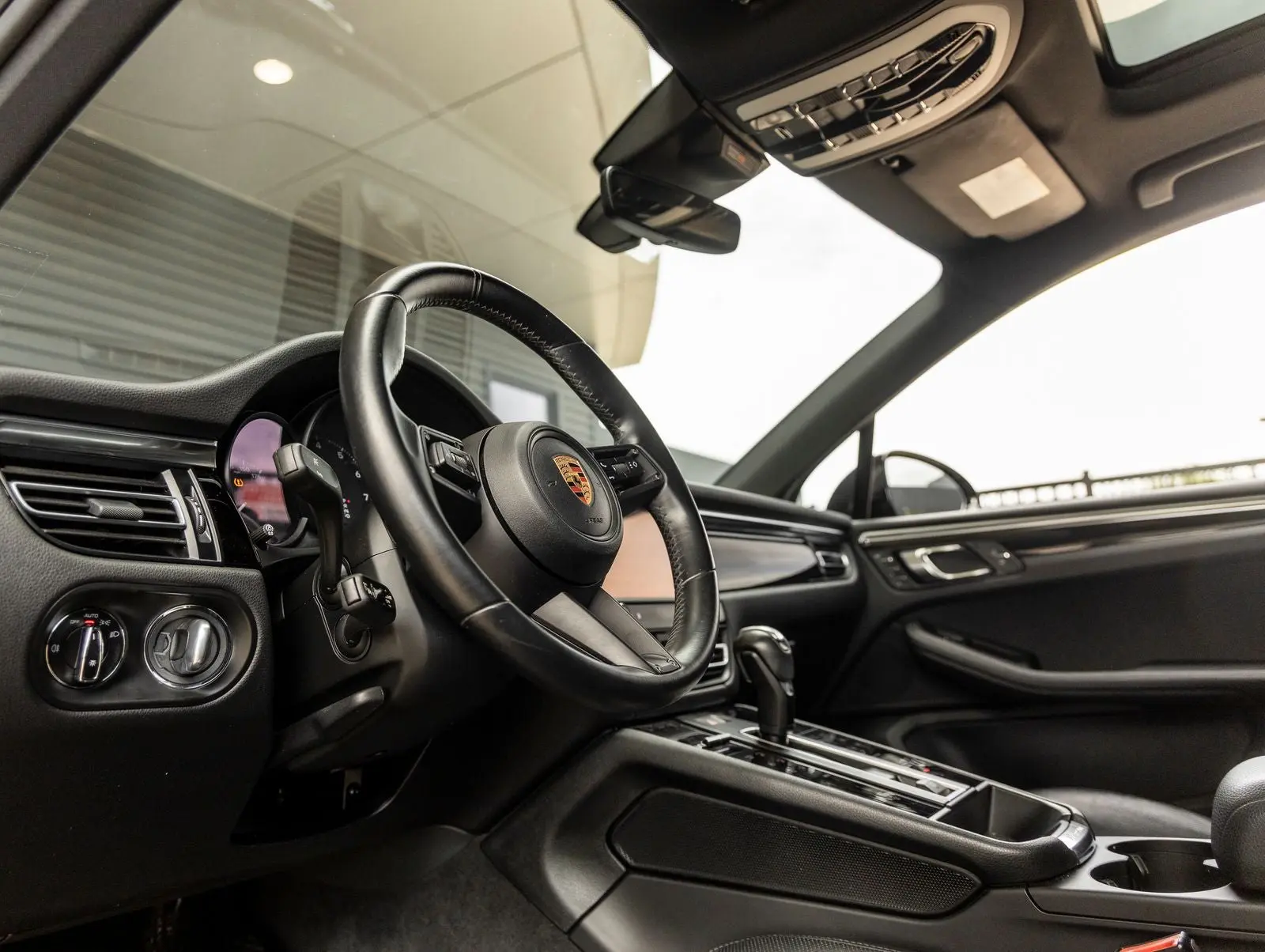 2023 Porsche Macan Base photo 4