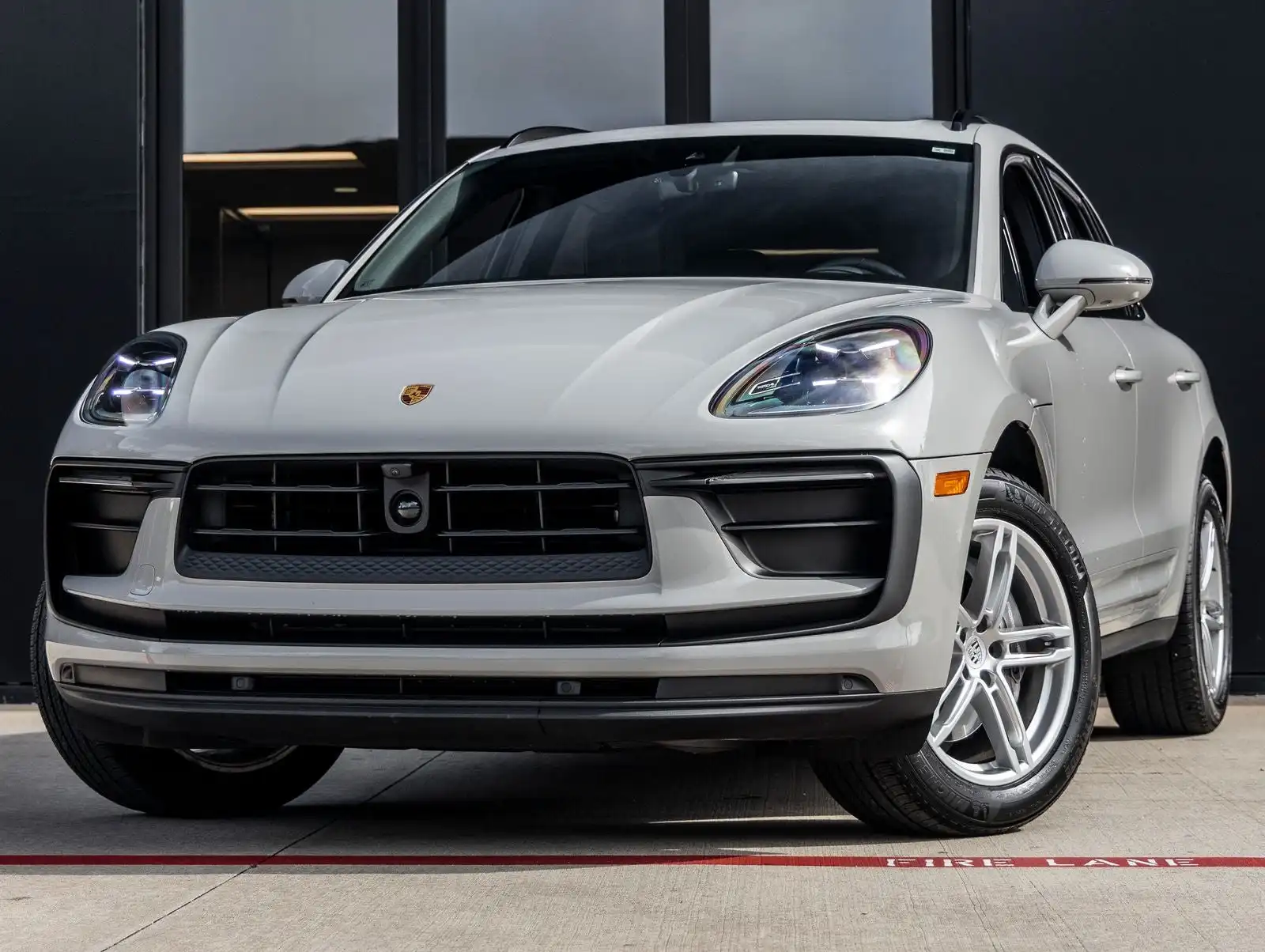 2025 Porsche Macan Base's photo