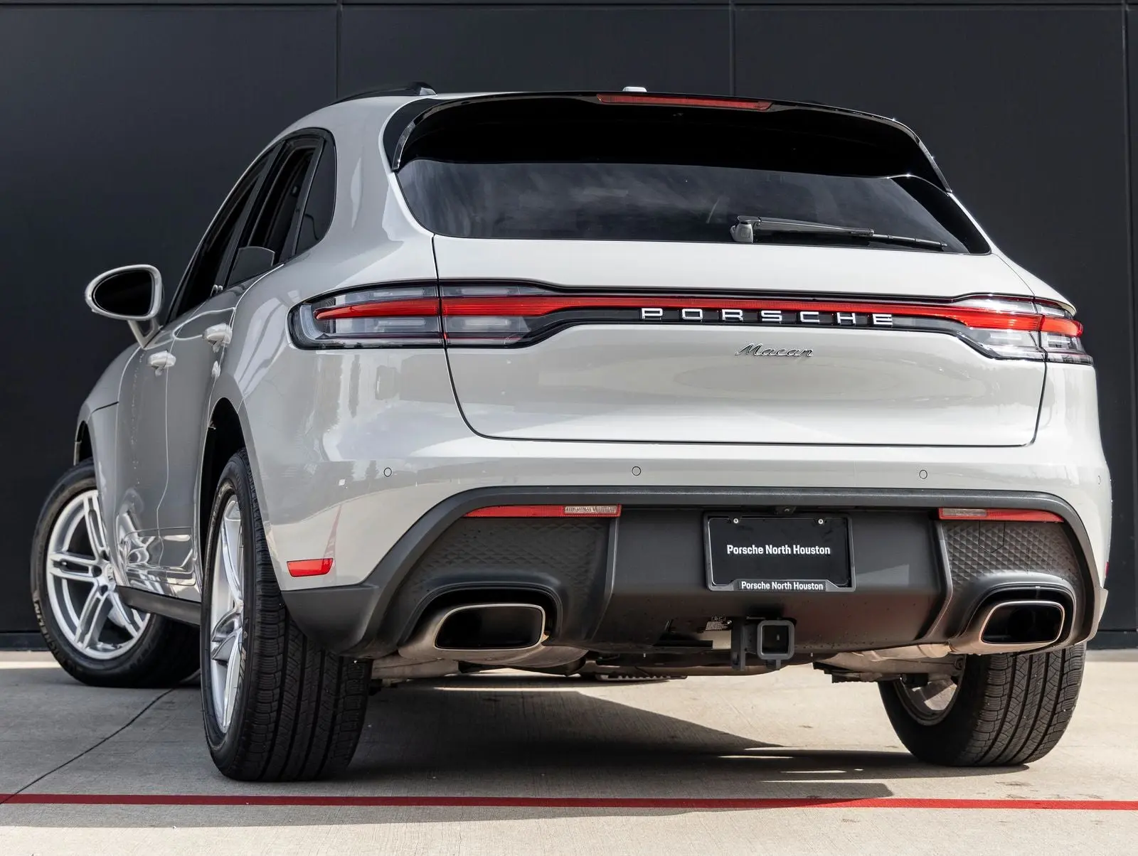 2025 Porsche Macan Base photo 3