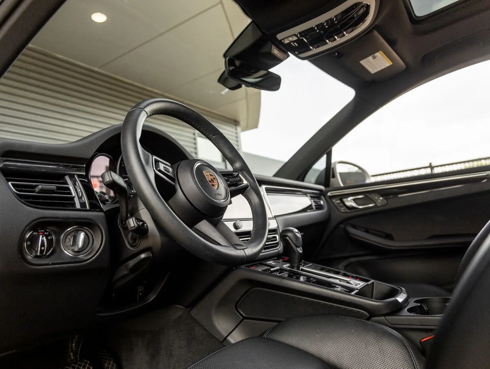 2025 Porsche Macan Base photo 4