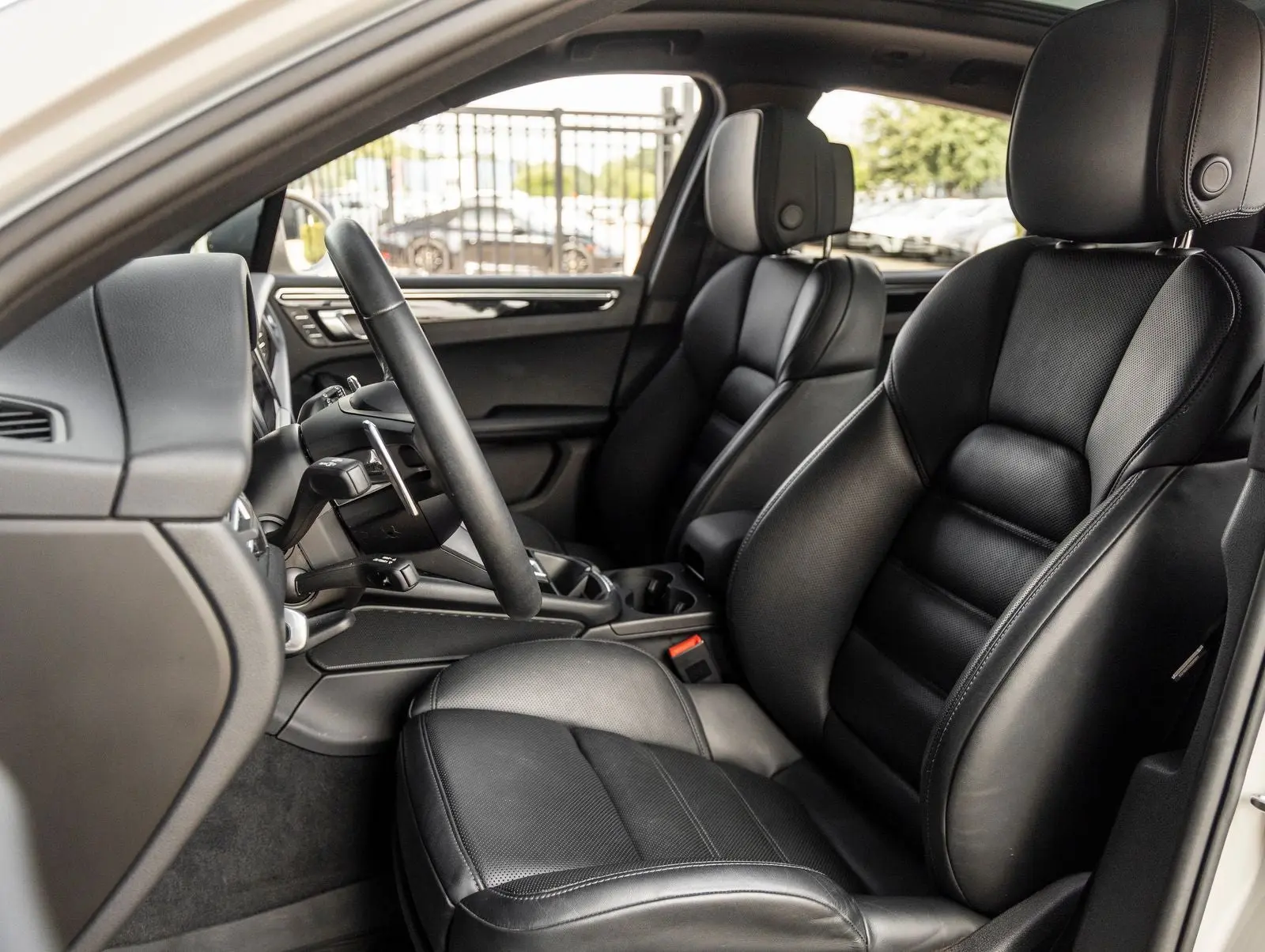 2025 Porsche Macan Base photo 5