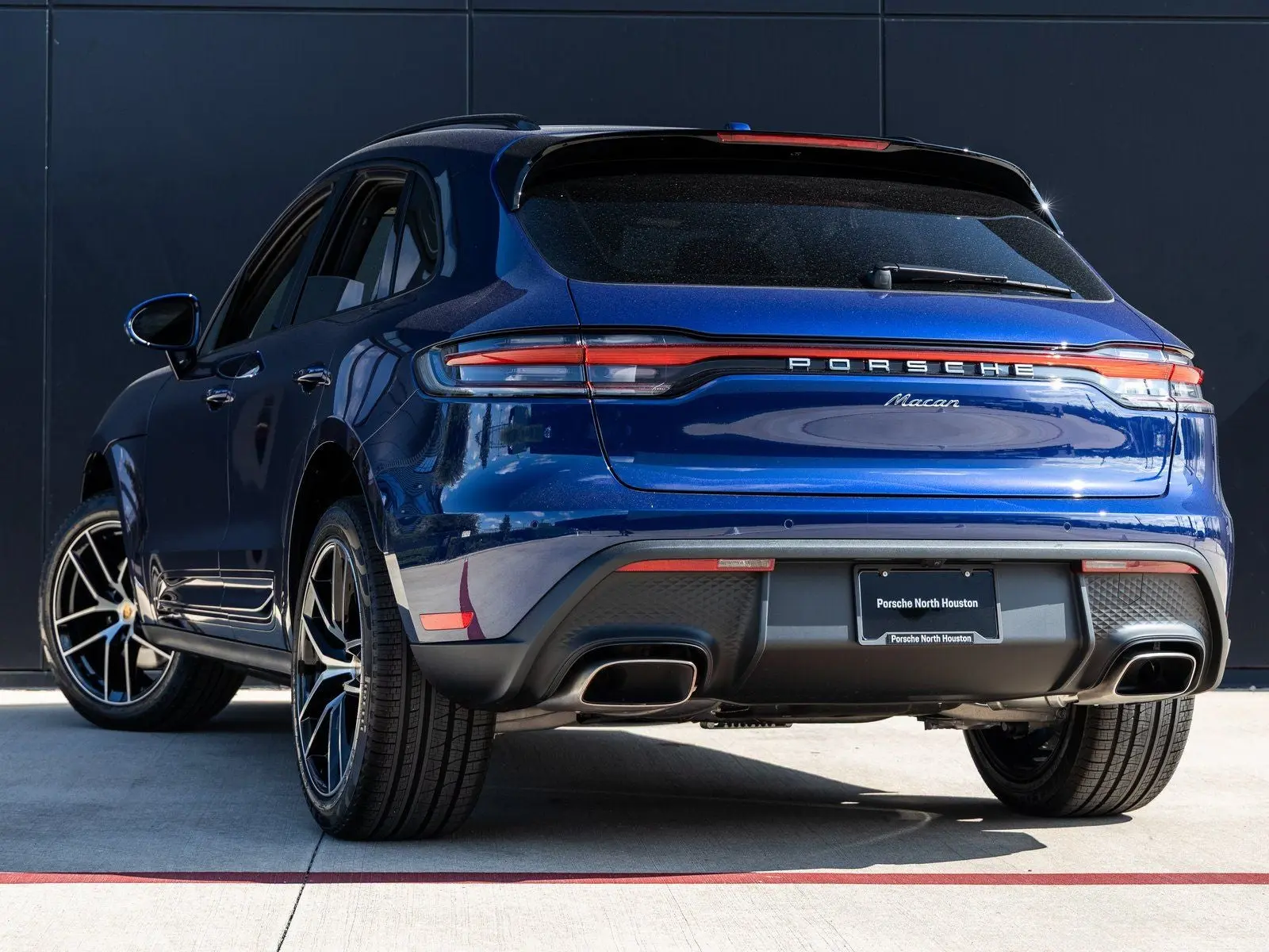 2025 Porsche Macan Base photo 3