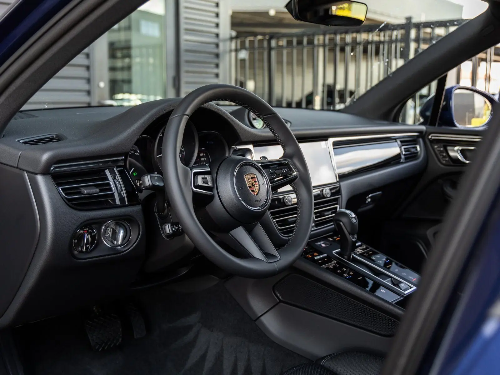 2025 Porsche Macan Base photo 4