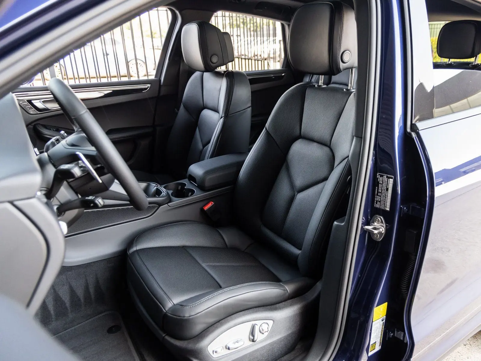 2025 Porsche Macan Base photo 5