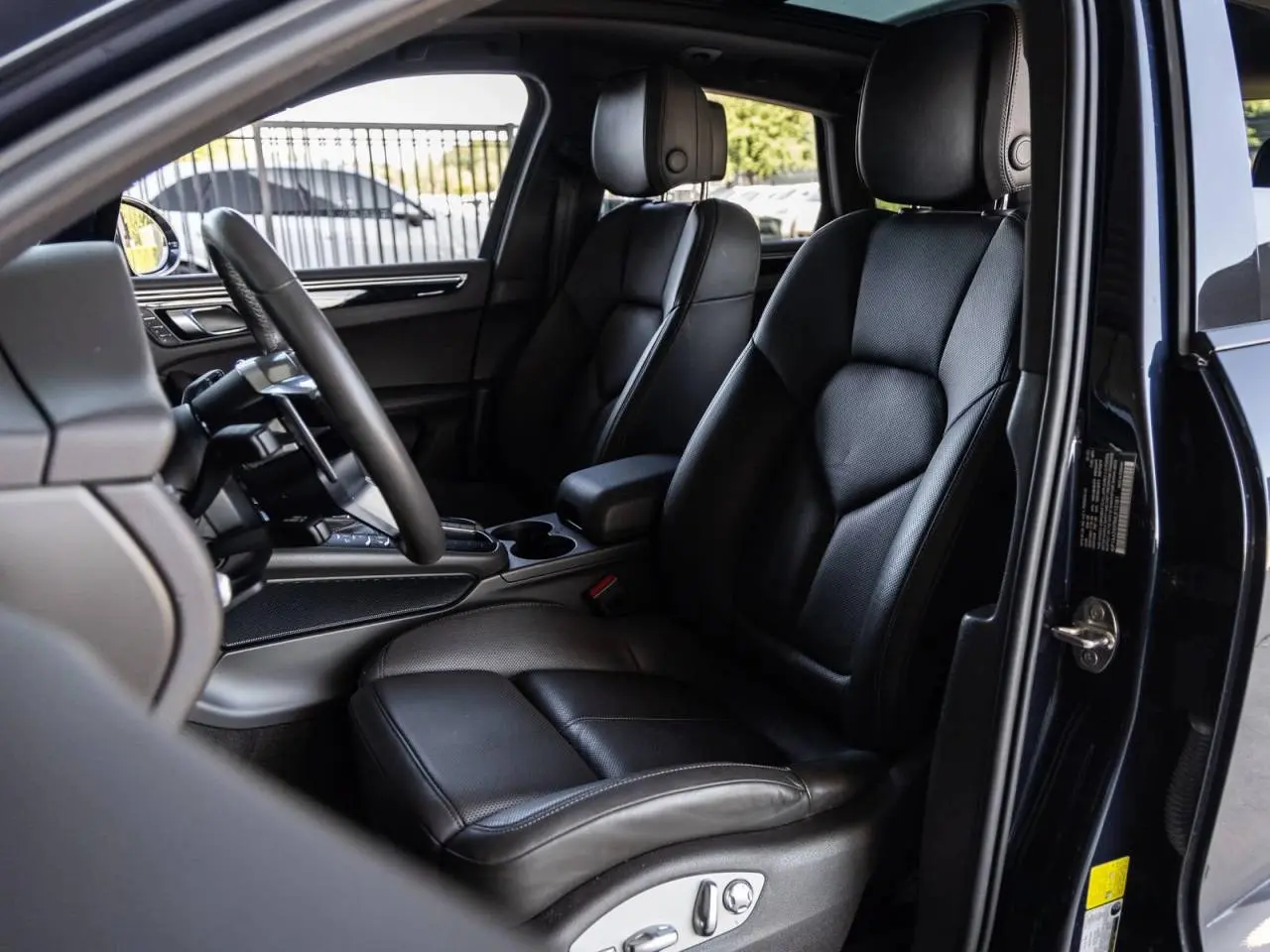 2021 Porsche Macan Base photo 5