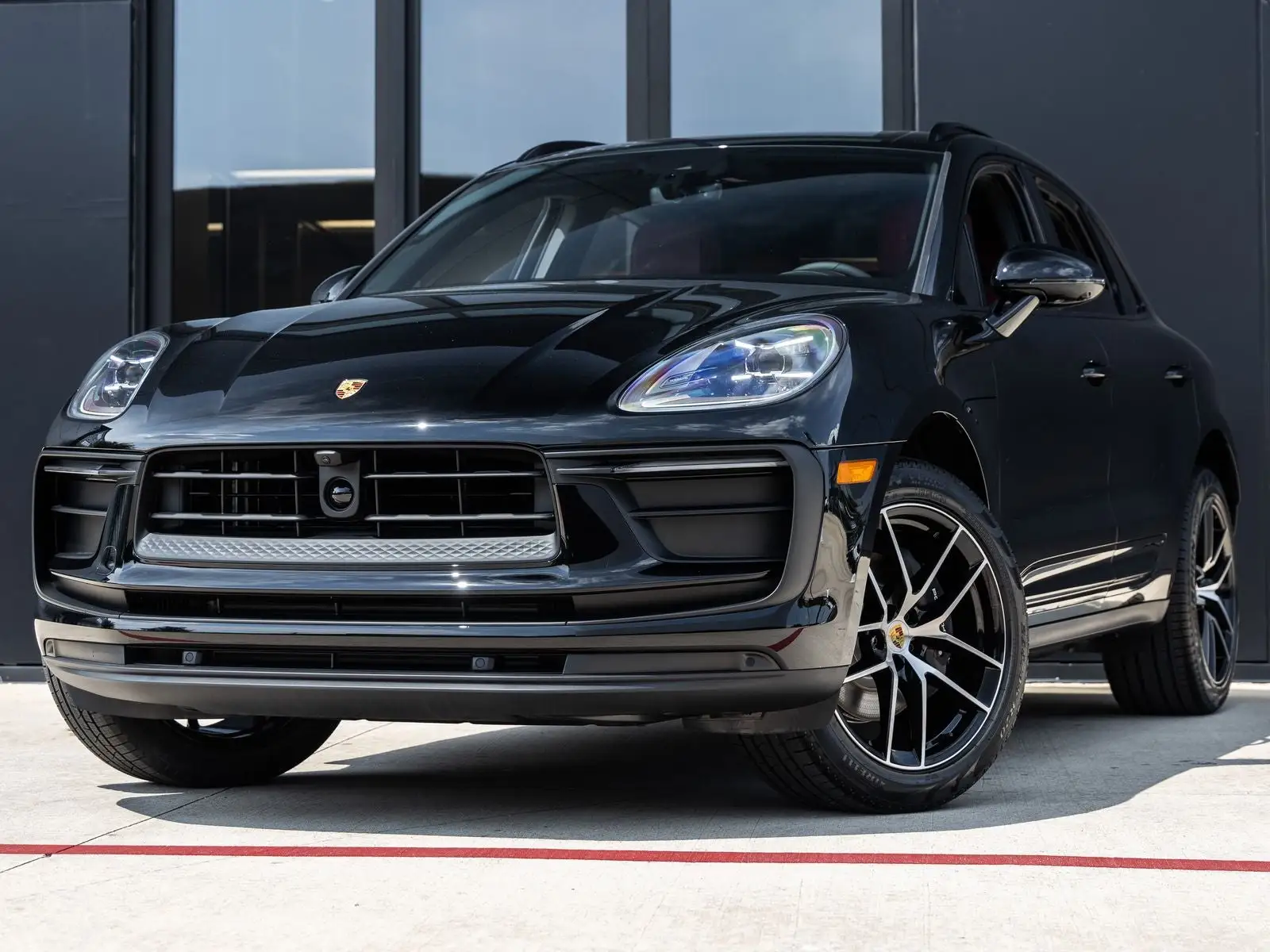 2025 Porsche Macan Base photo 1