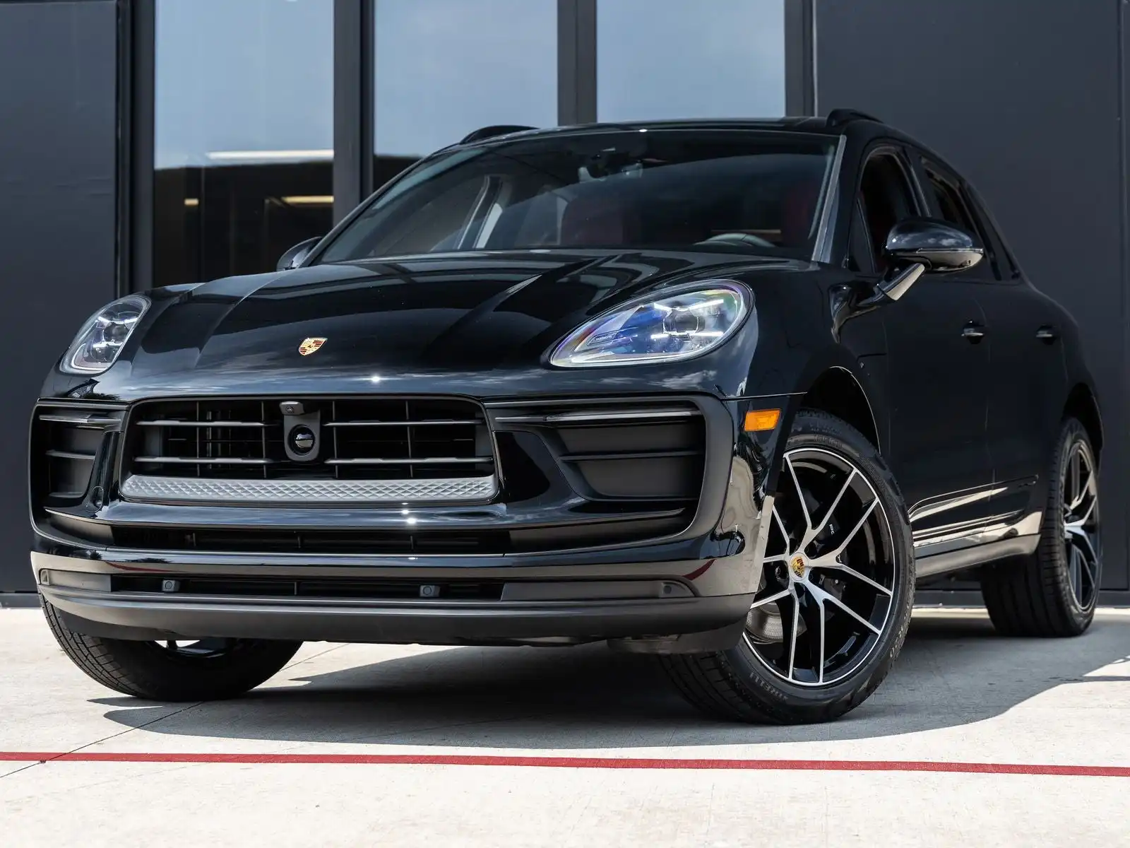 2025 Porsche Macan Base's photo