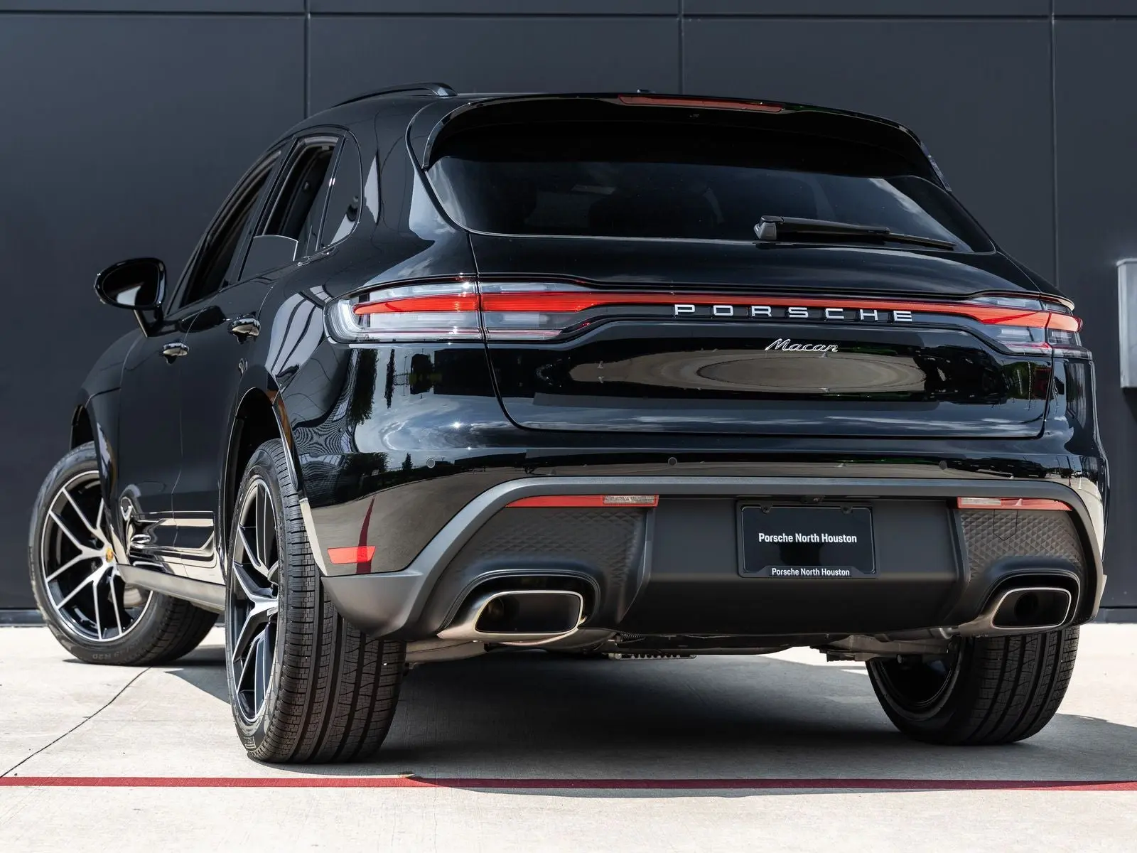 2025 Porsche Macan Base photo 3