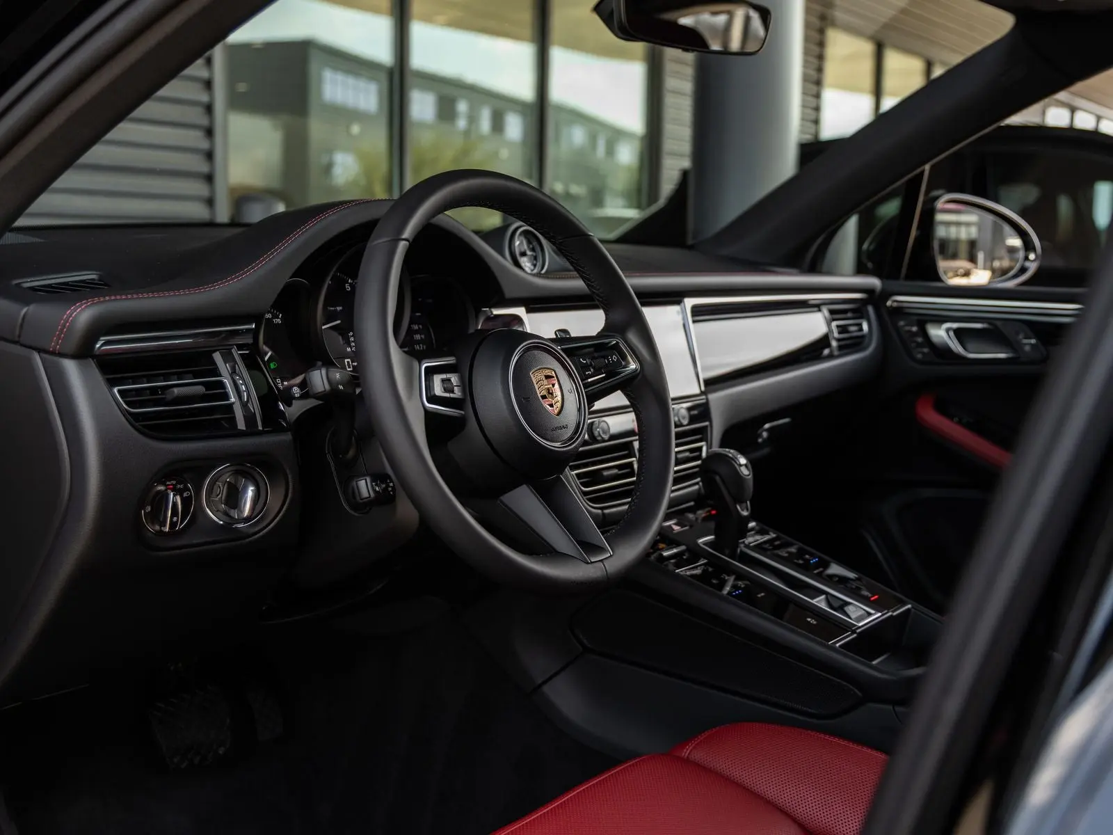 2025 Porsche Macan Base photo 4