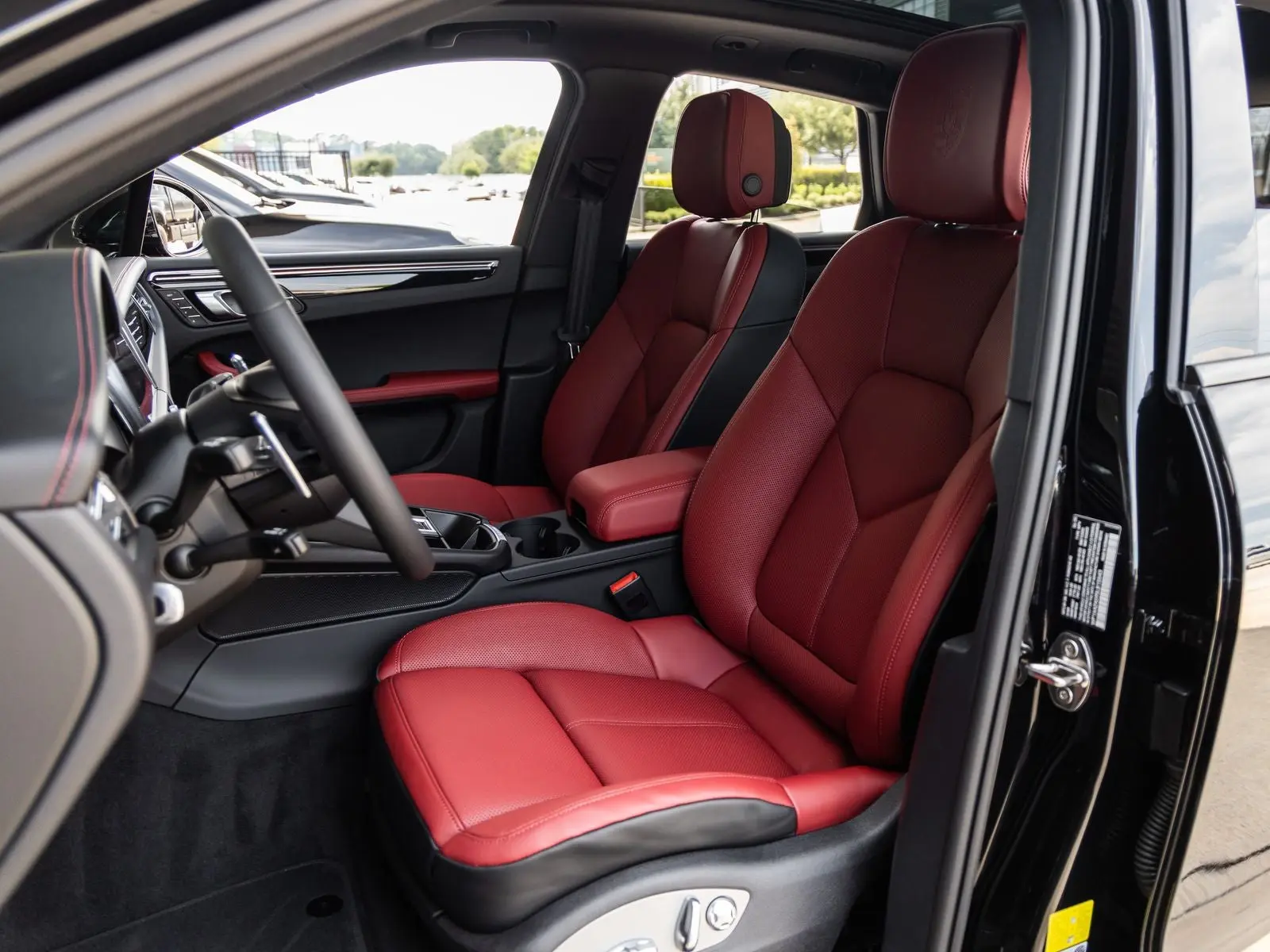 2025 Porsche Macan Base photo 5