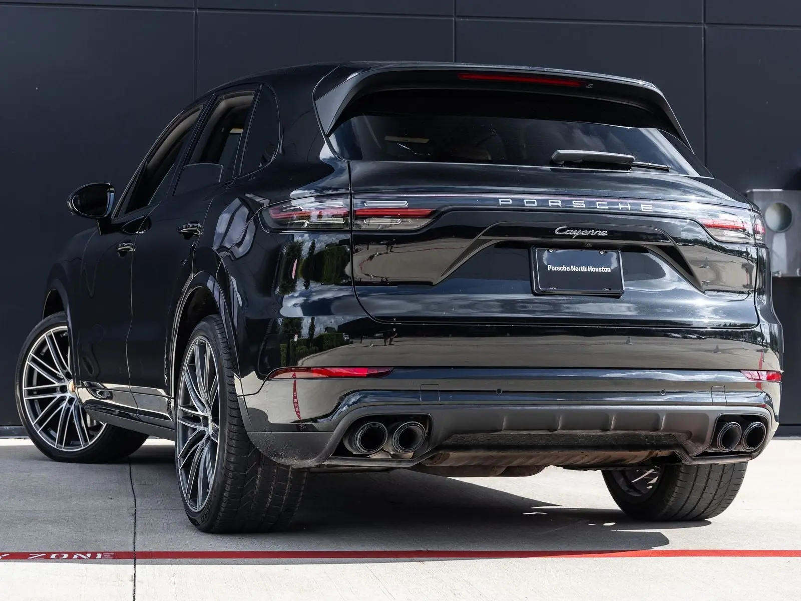 2023 Porsche Cayenne Platinum Edition photo 3